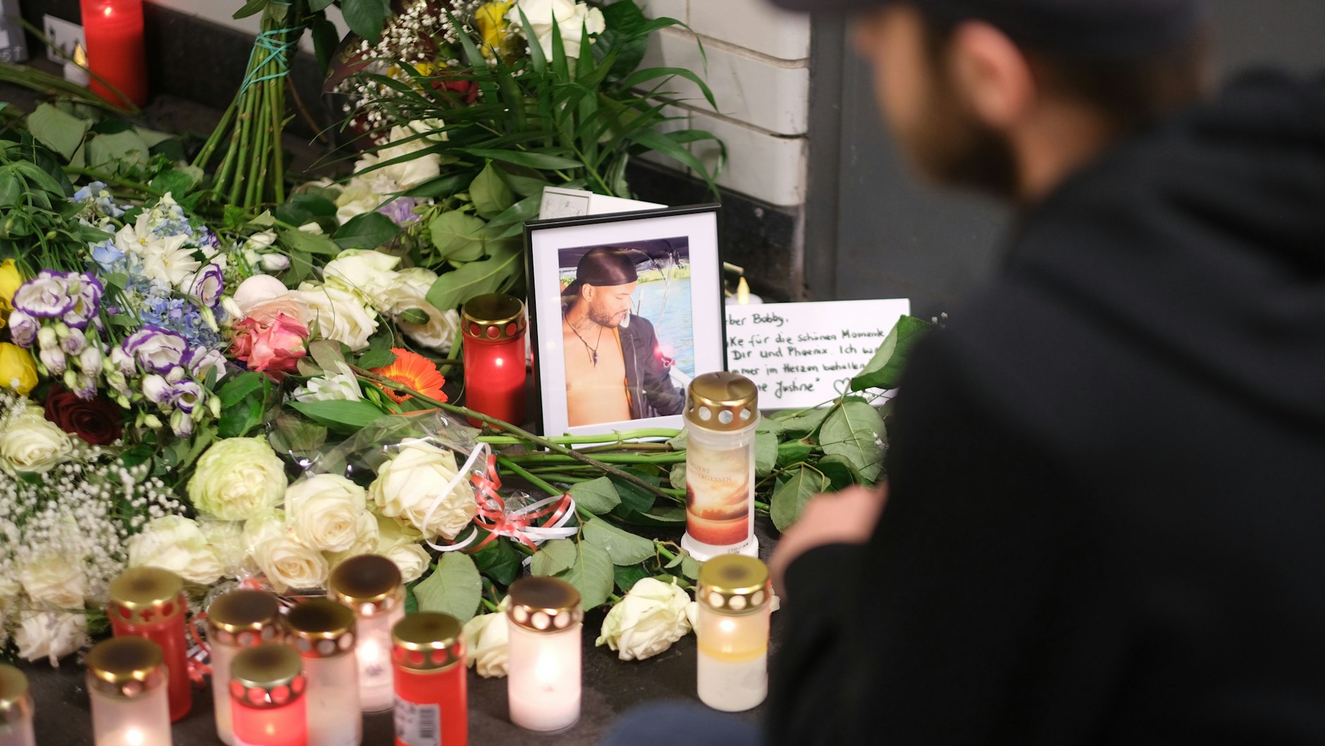 Blumen und Kerzen stehen an der Stelle im U-Bahnhof Sophie-Charlotte-Platz an der Stelle, wo „Bobby“ starb.