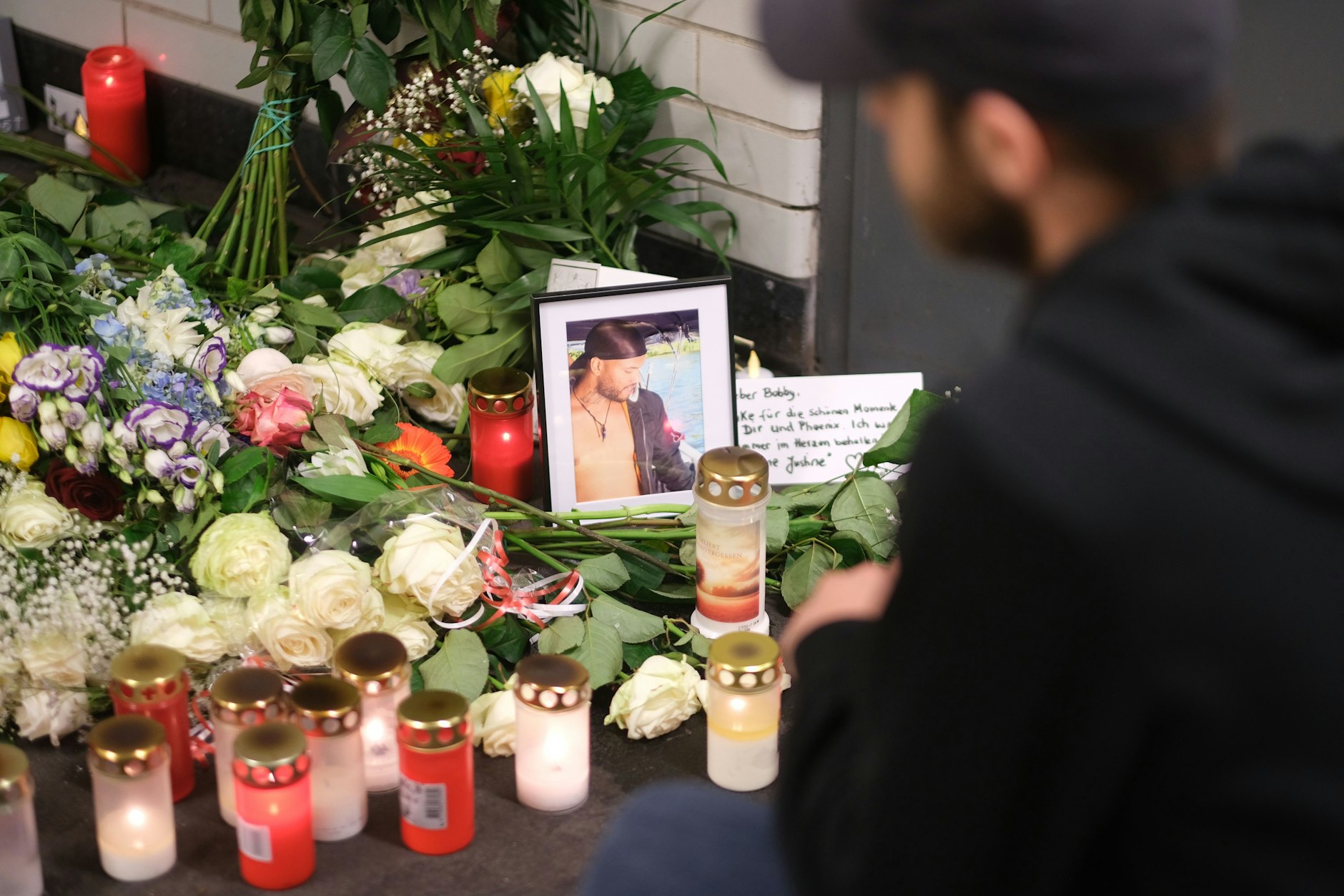 Blumen und Kerzen für den getöteten „Bobby“.