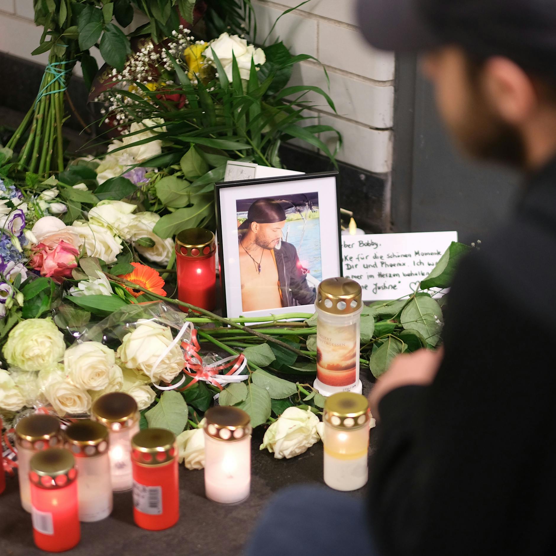 Messermord in der U-Bahn: Familie und Freunde trauern um „Bobby“