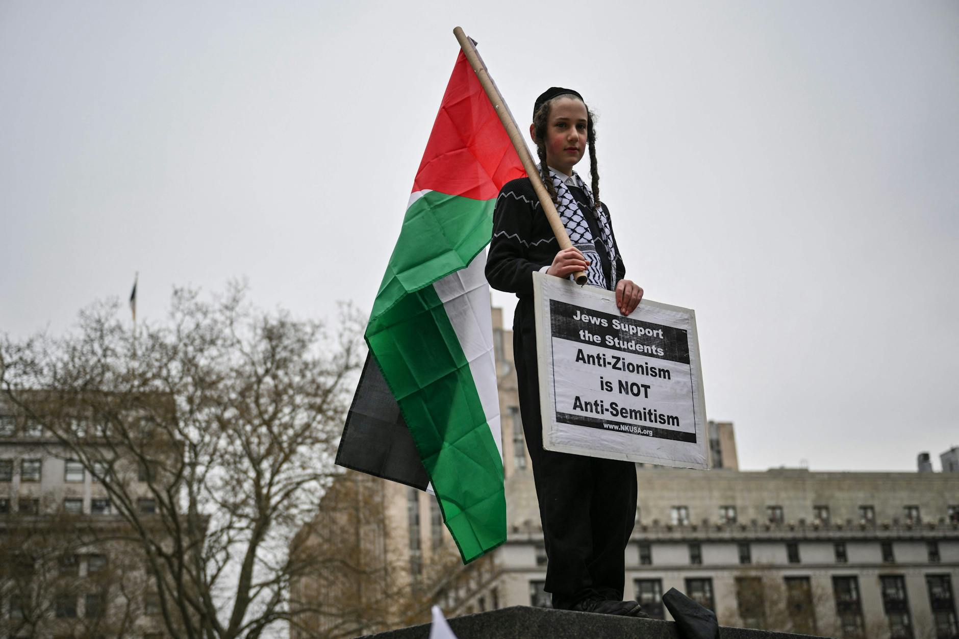 Demonstranten protestieren gegen die Festnahme von Mohsen Mahdawi, einem Studenten der Columbia University, der an pro-palästinensischen Campus-Protesten teilgenommen hatte.