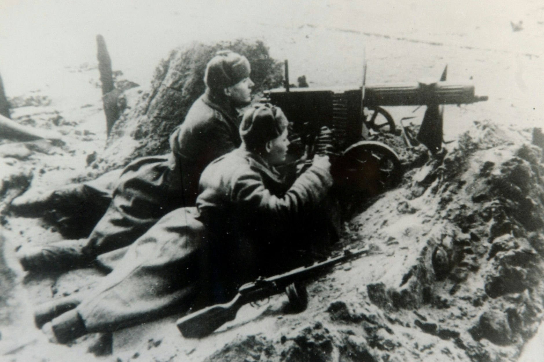 Ein russischer Schütze am Oderdeich hinter einem Maschinengewehr MG Goriunow M1943. Das Foto wurde 1945 aufgenommen.