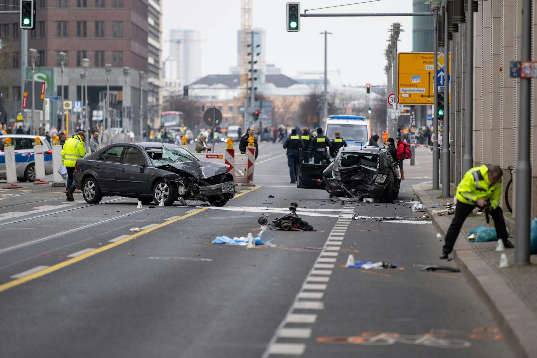 Zwei Menschen starben bei einem Verkehrsunfall auf der Leipziger Straße vergangenes Jahr.