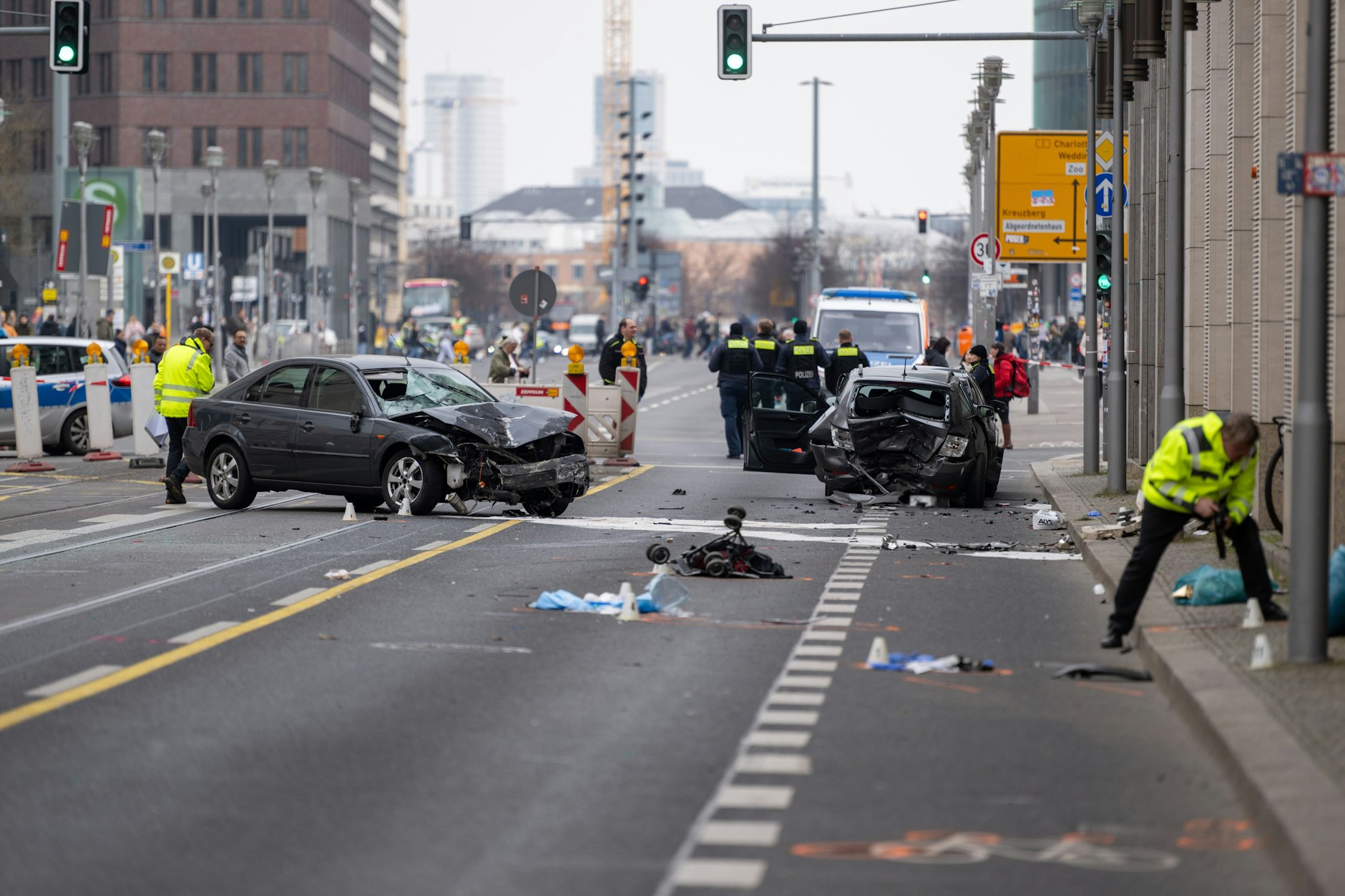 Zwei Menschen starben bei einem Verkehrsunfall auf der Leipziger Straße vergangenes Jahr.