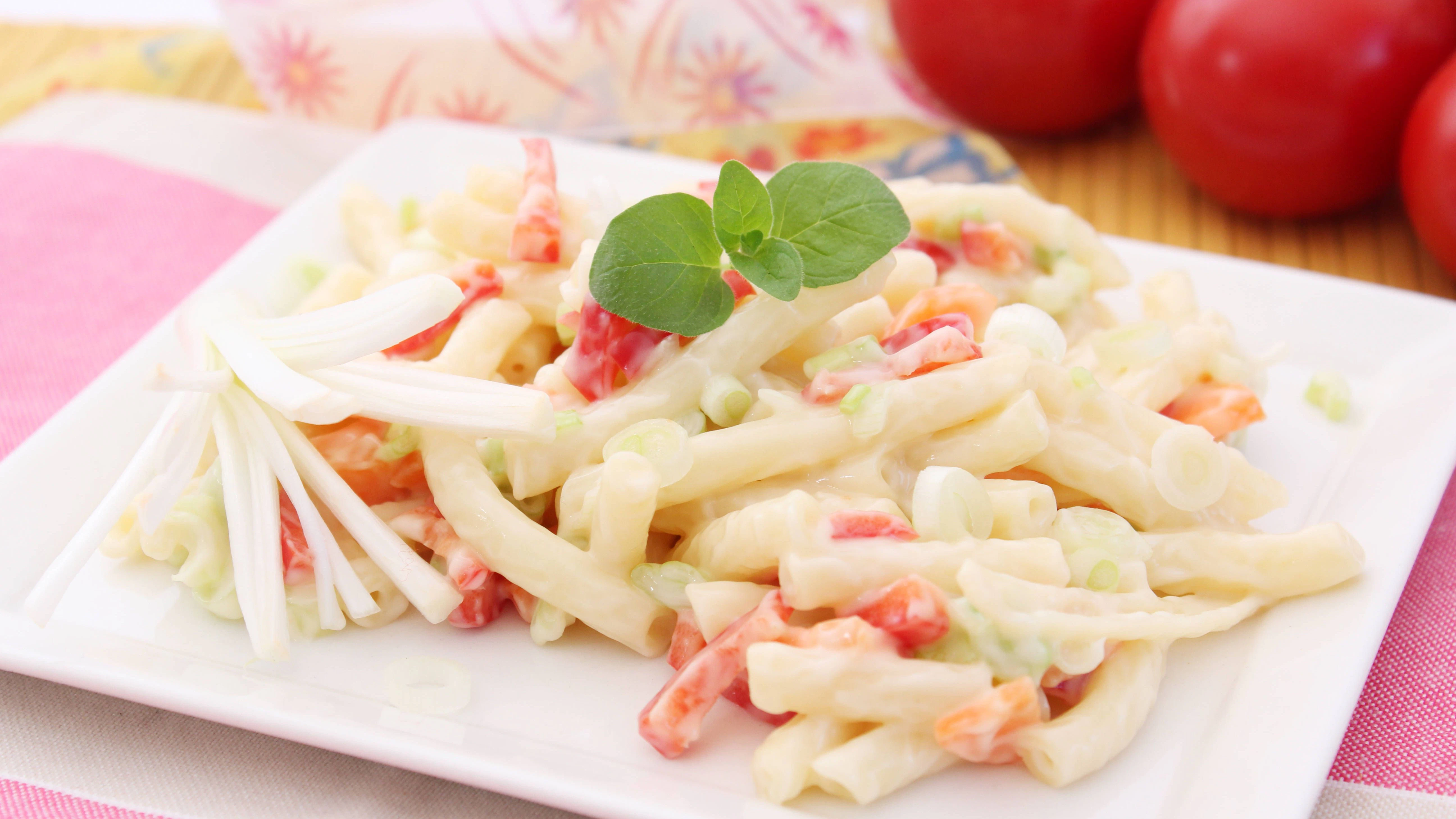 Rezepte für Nudelsalat gibt es in Hülle und Fülle. Diesen Makkaronisalat Hausmacherart haben Sie so aber garantiert noch nie gegessen! Er stammt aus dem wichtigsten Kochbuch der DDR, ist auch heute noch ein Hit für jeden Grillabend.