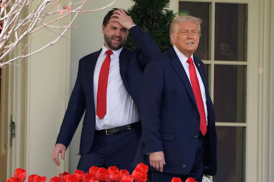 US-Präsident Donald Trump (r) und US-Vizepräsident J.D. Vance.