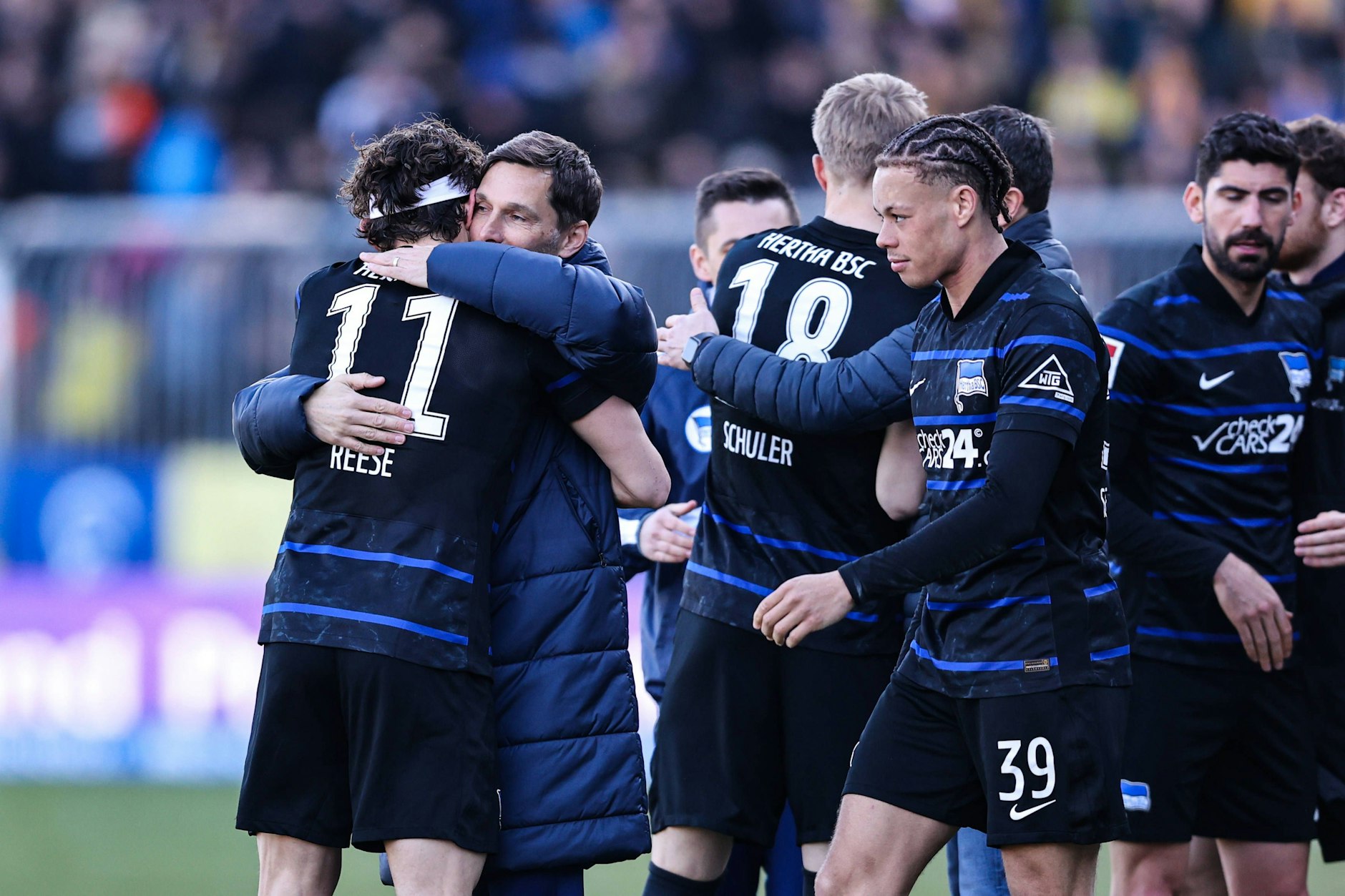 Schätzen sich sehr: Fabian Reese umarmt beim Sieg in Braunschweig Hertha-Trainer Stefan Leitl.