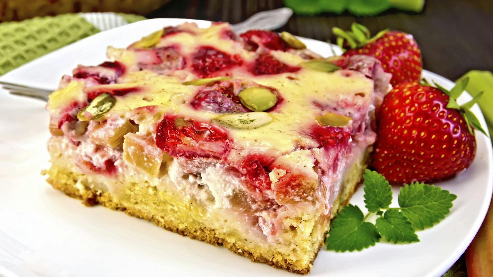 Rhabarber und Erdbeeren sind eine ideale Aroma-Kombi. Sie können bei dem Rezept einen Teil des Rhabarbers einfach durch Erdbeeren ersetzen.