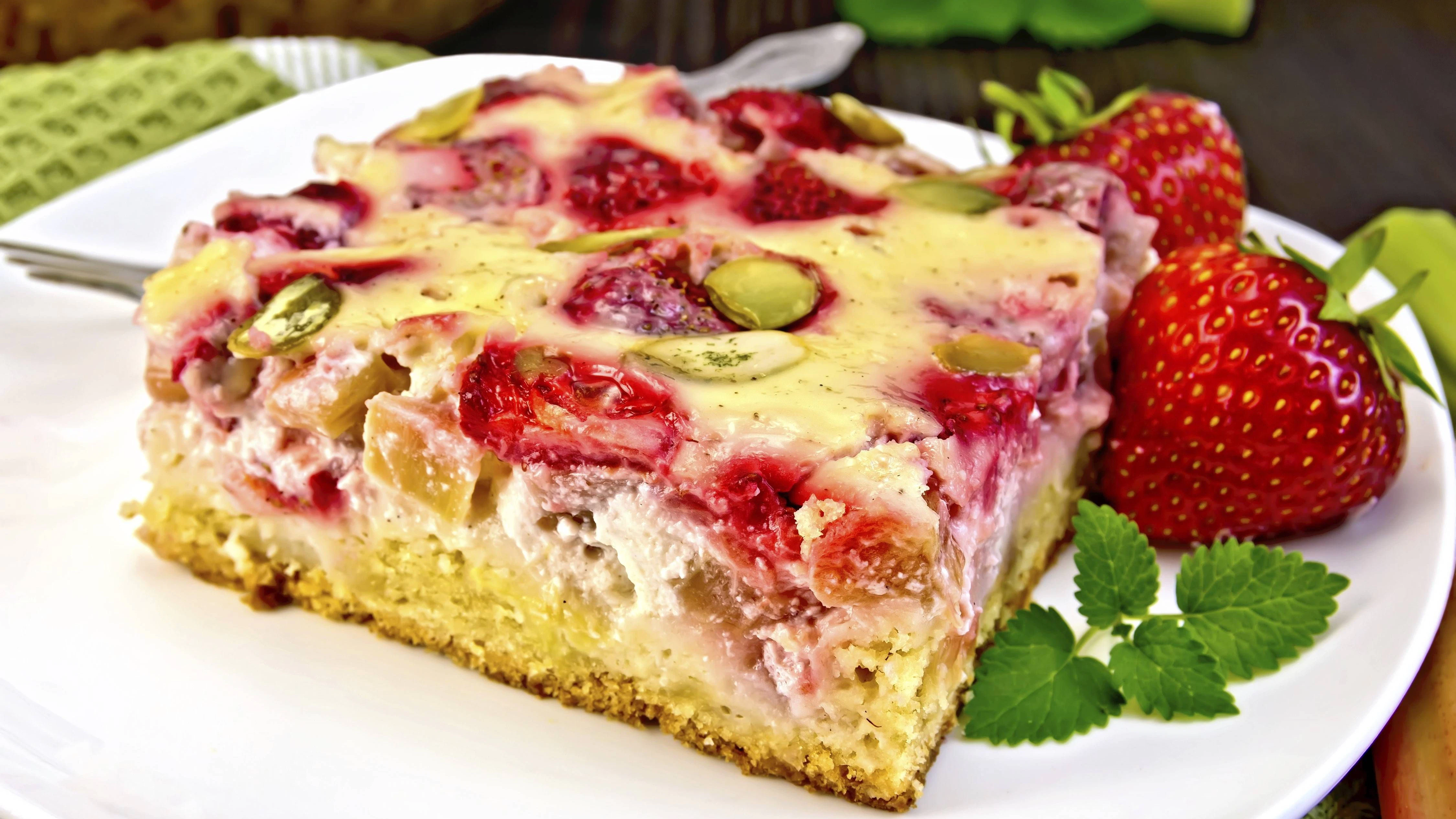 Rhabarber und Erdbeeren sind eine ideale Aroma-Kombi. Sie können bei dem Rezept einen Teil des Rhabarbers einfach durch Erdbeeren ersetzen.