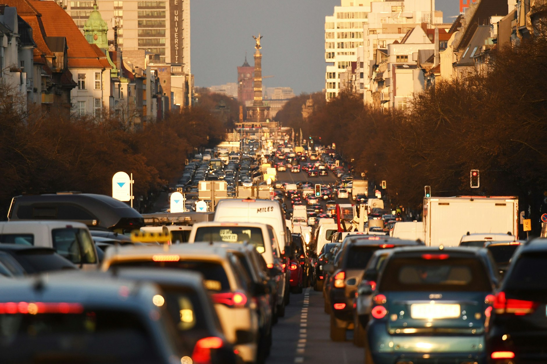 Stau in Charlottenburg nach der Teilsperrung der A100