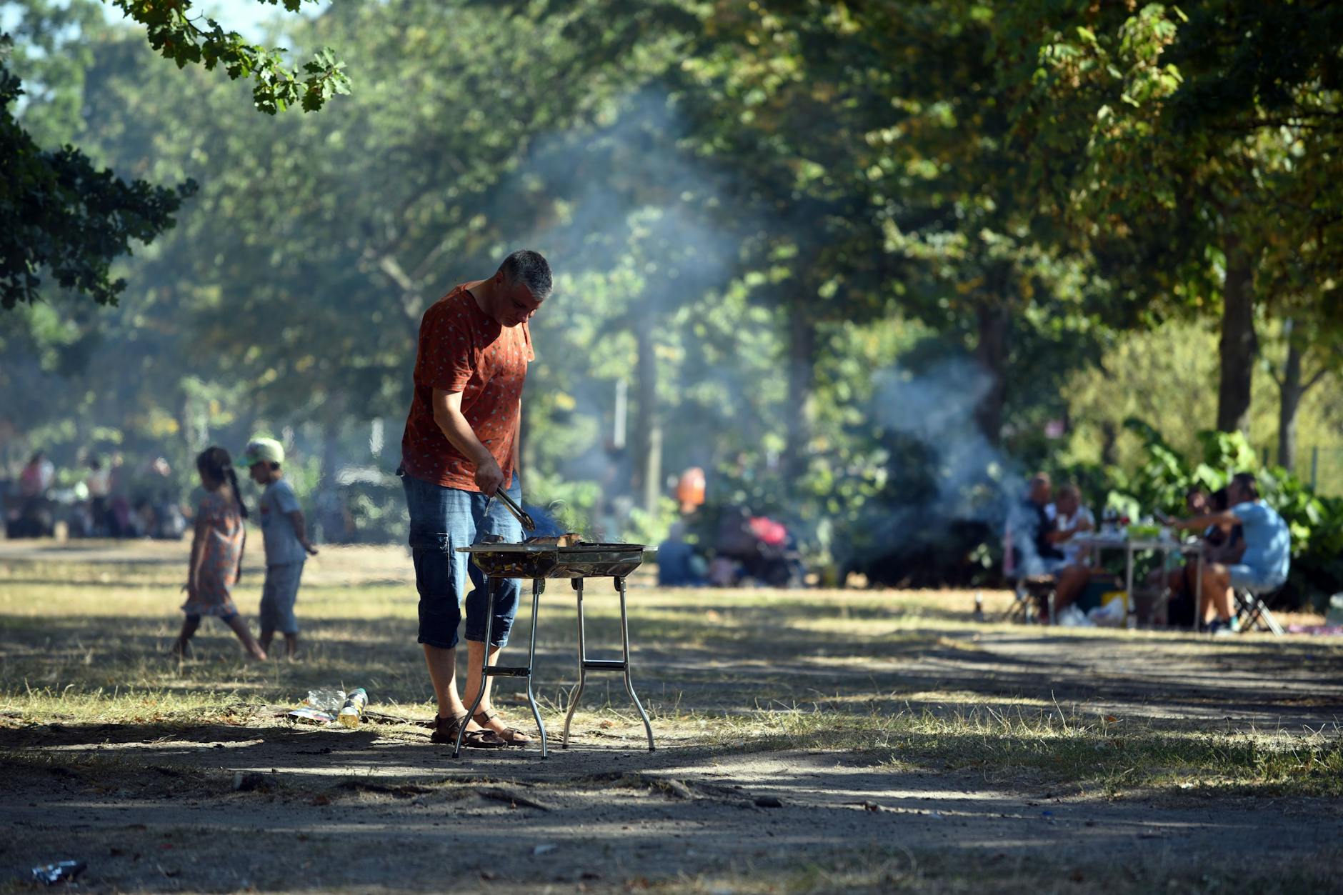 Geht es nach den Anwohnern, soll im Volkspark Friedrichshain bald nicht mehr gegrillt werden.