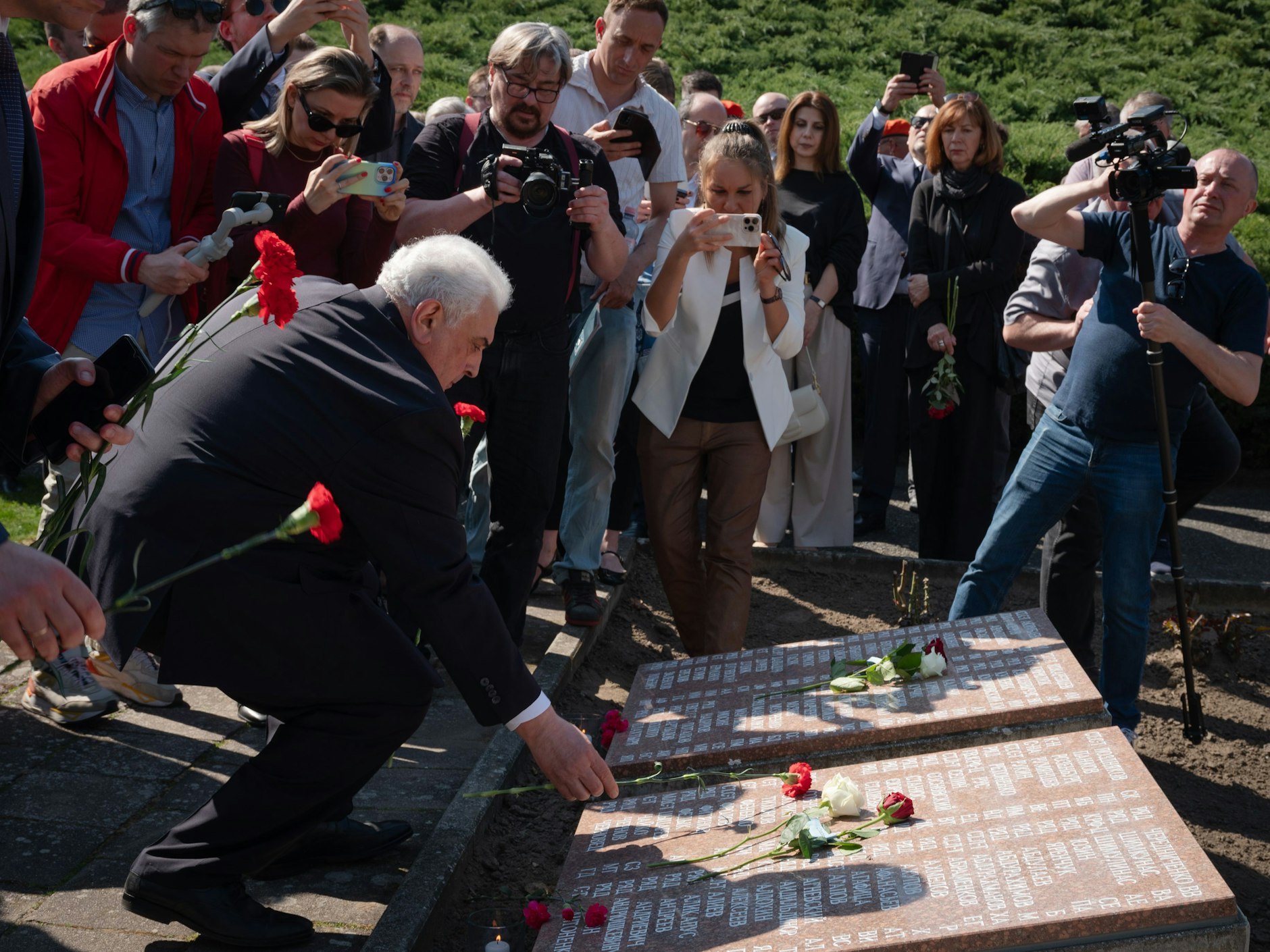 Der russische Botschafter legt Blumen des Gedenkens am Mahnmal in Seelow ab. 