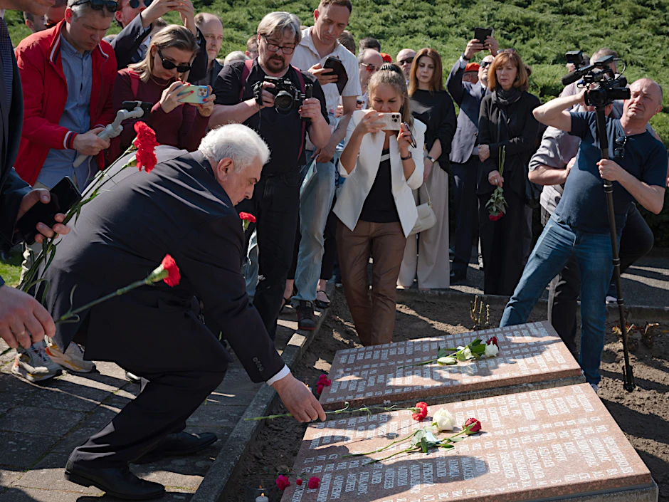 Der russische Botschafter Sergej Netschajew legt während der Gedenkveranstaltung zur Schlacht von Seelow Blumen nieder.