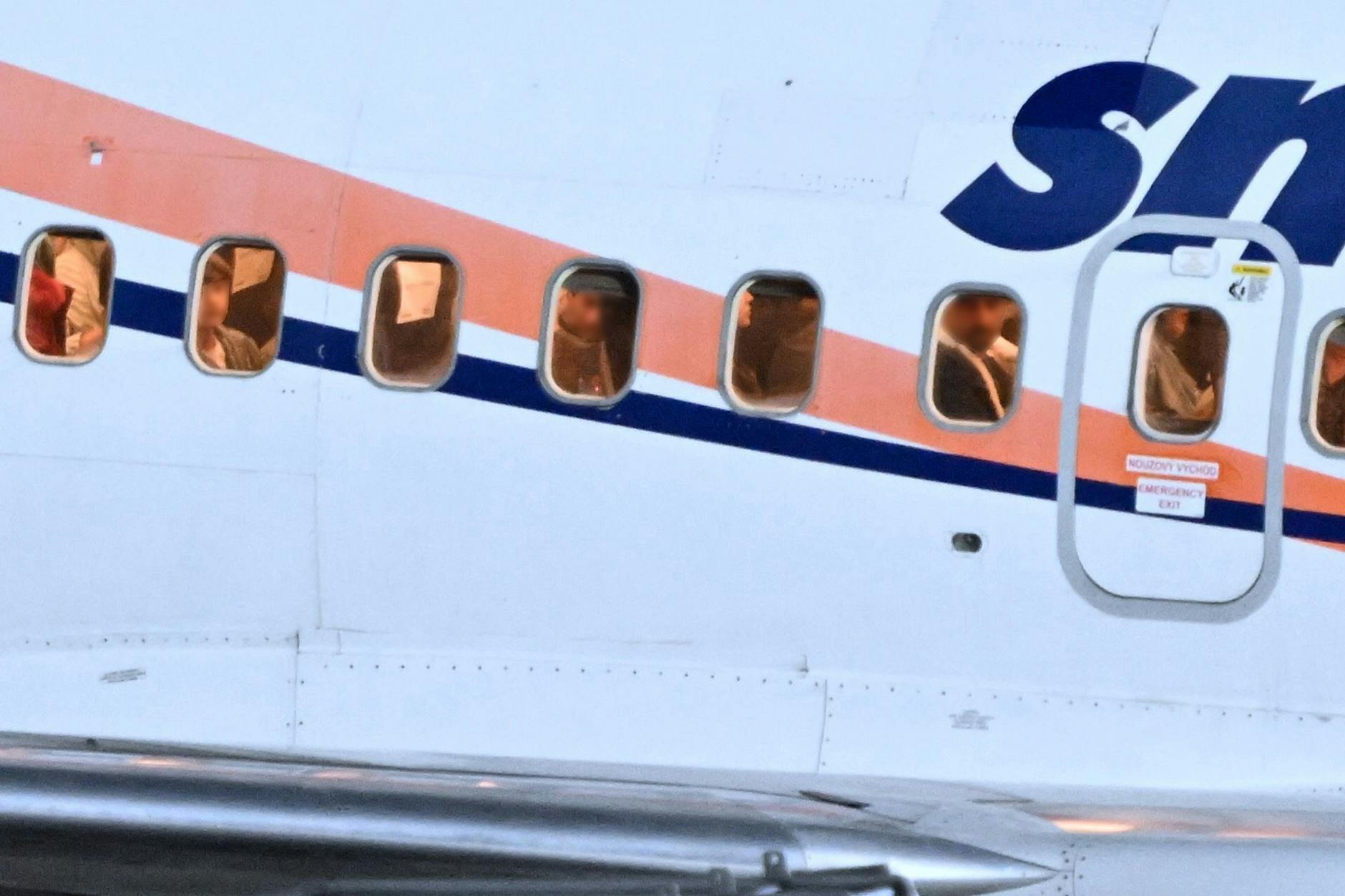 Passagiere sitzen in einem Flugzeug auf dem Flughafen Leipzig/Halle.