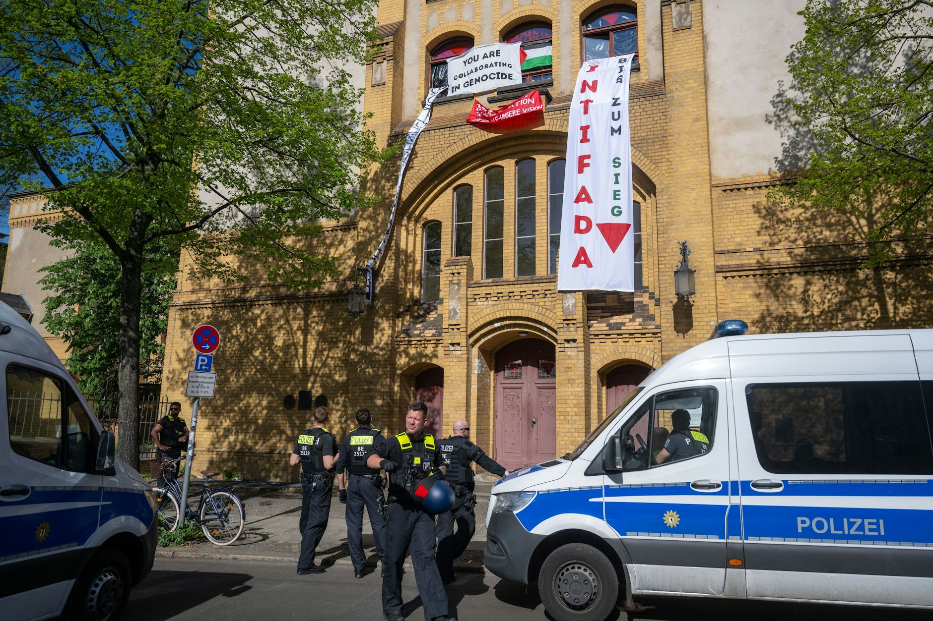 Polizisten stehen vor einem Gebäude am Campus Nord der Humboldt-Universität (HU). Der Emil-Fischer-Hörsaal am Campus Nord der Humboldt-Universität (HU) in Berlin ist belagert.