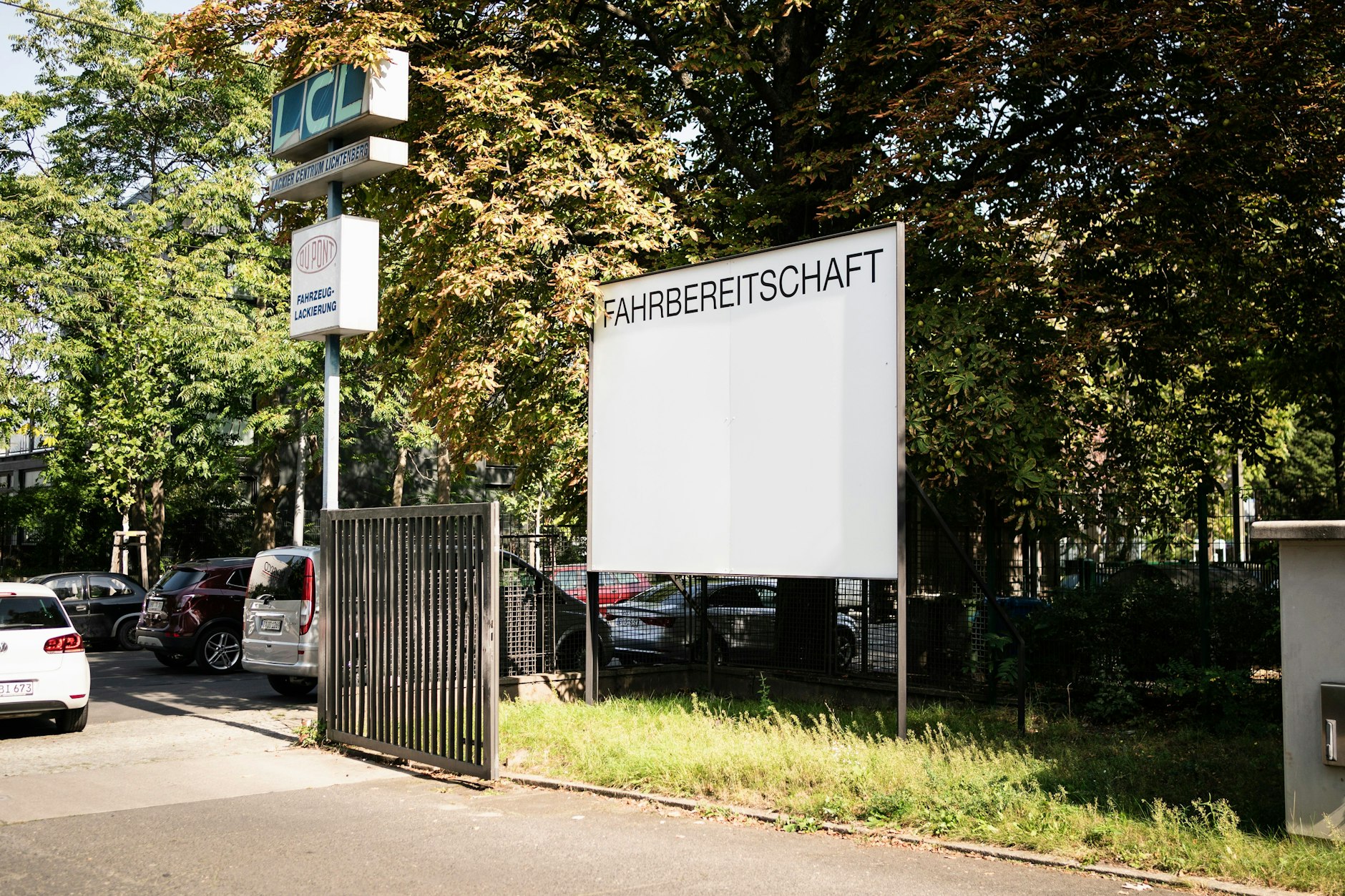 Eingang zur „Fahrbereitschaft“ in der Lichtenberger Herzbergstraße 42-43