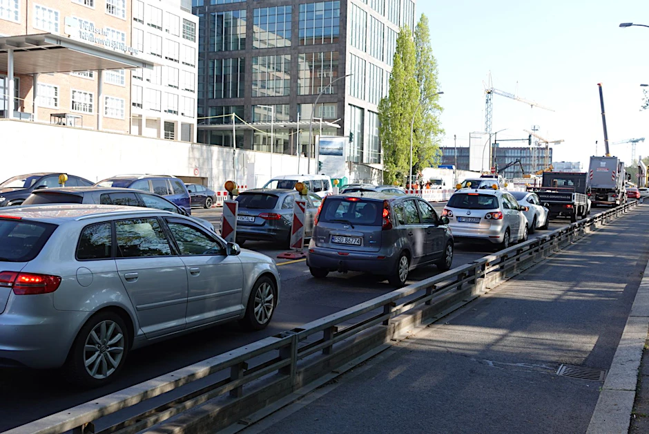 Selbst in den Ferien ist die Dauerbaustelle Elsenbrücke am Morgen zugestaut.