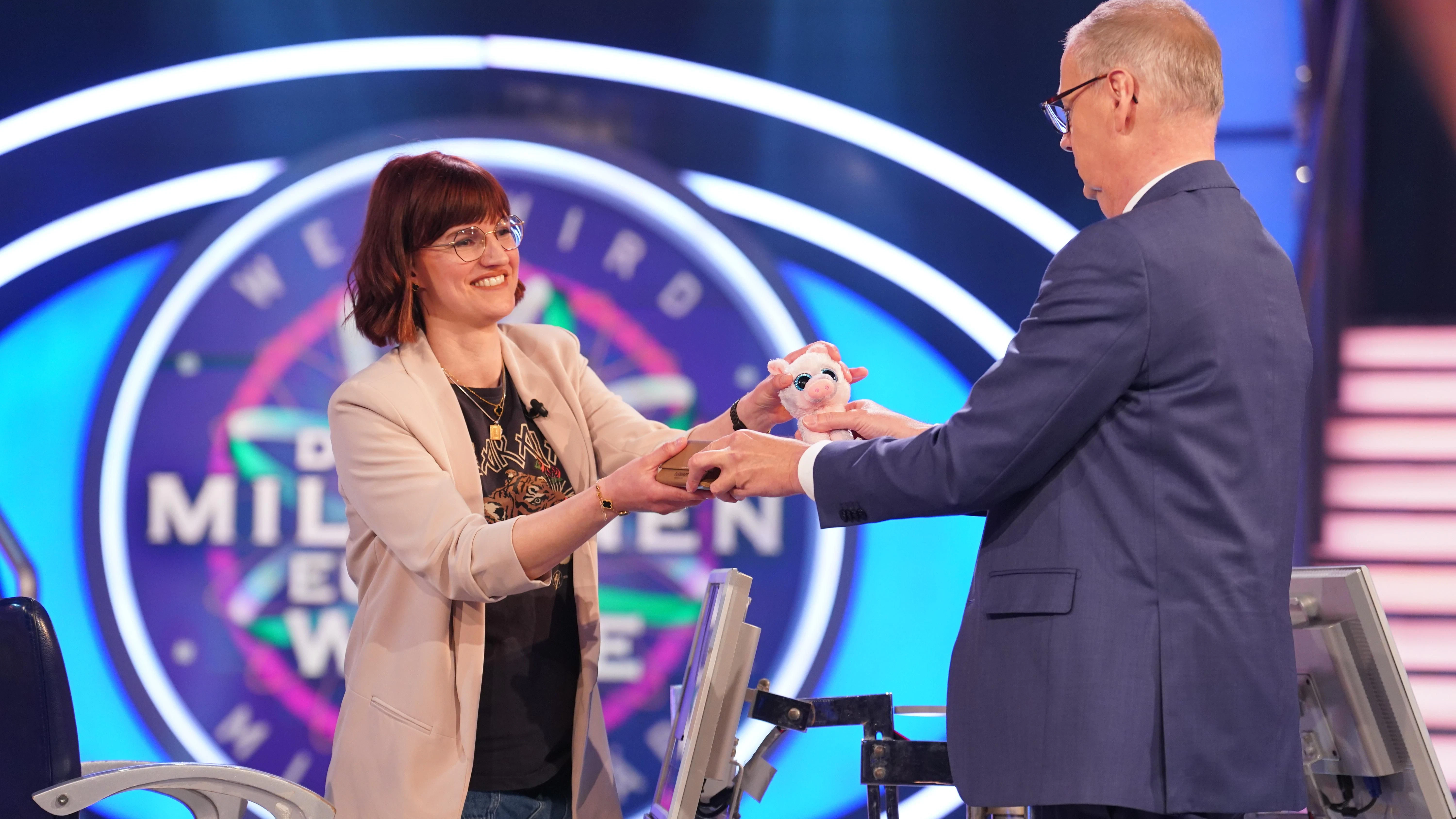 Luisa Beuster mit Günther Jauch bei „Wer wird Millionär“. Für sie endet die Quizrunde mit der Frage nach der neuen Kategorie, die es 2026 beim Oscar geben soll.