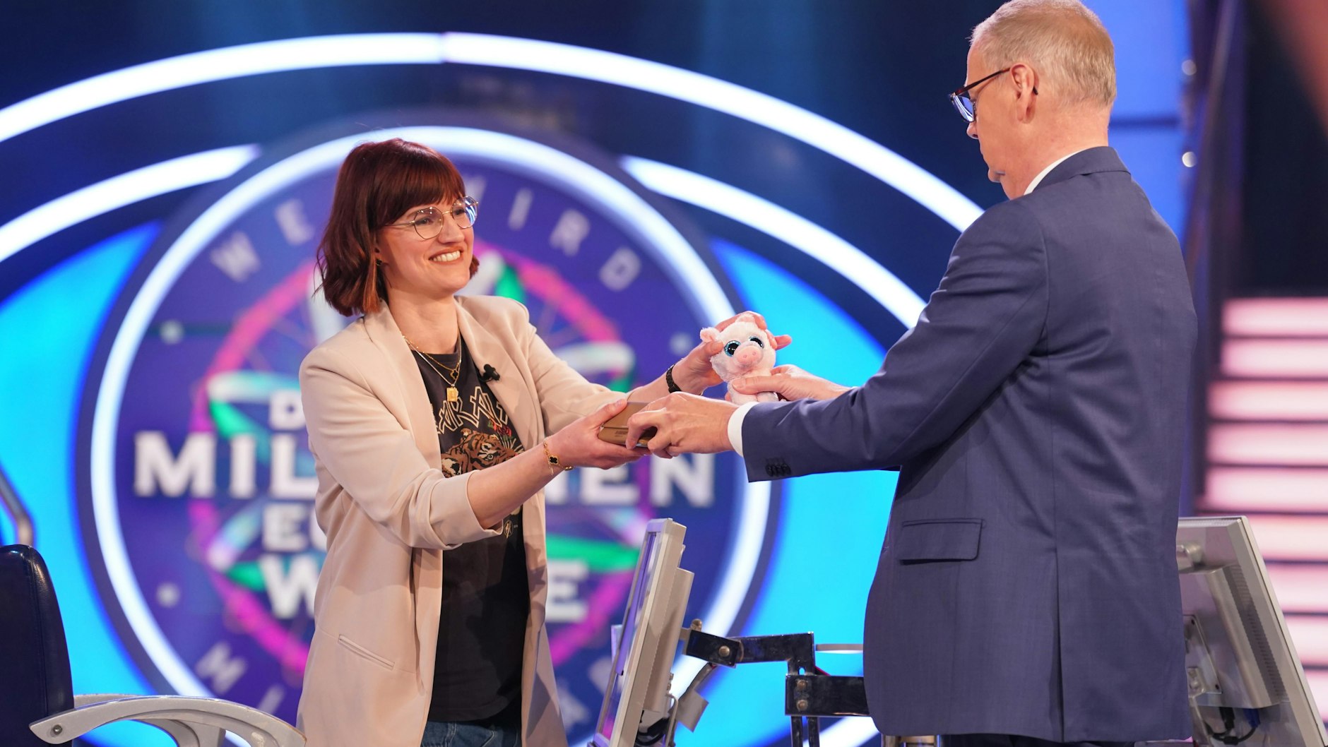 Luisa Beuster mit Günther Jauch bei „Wer wird Millionär“. Für sie endet die Quizrunde mit der Frage nach der neuen Kategorie, die es 2026 beim Oscar geben soll.