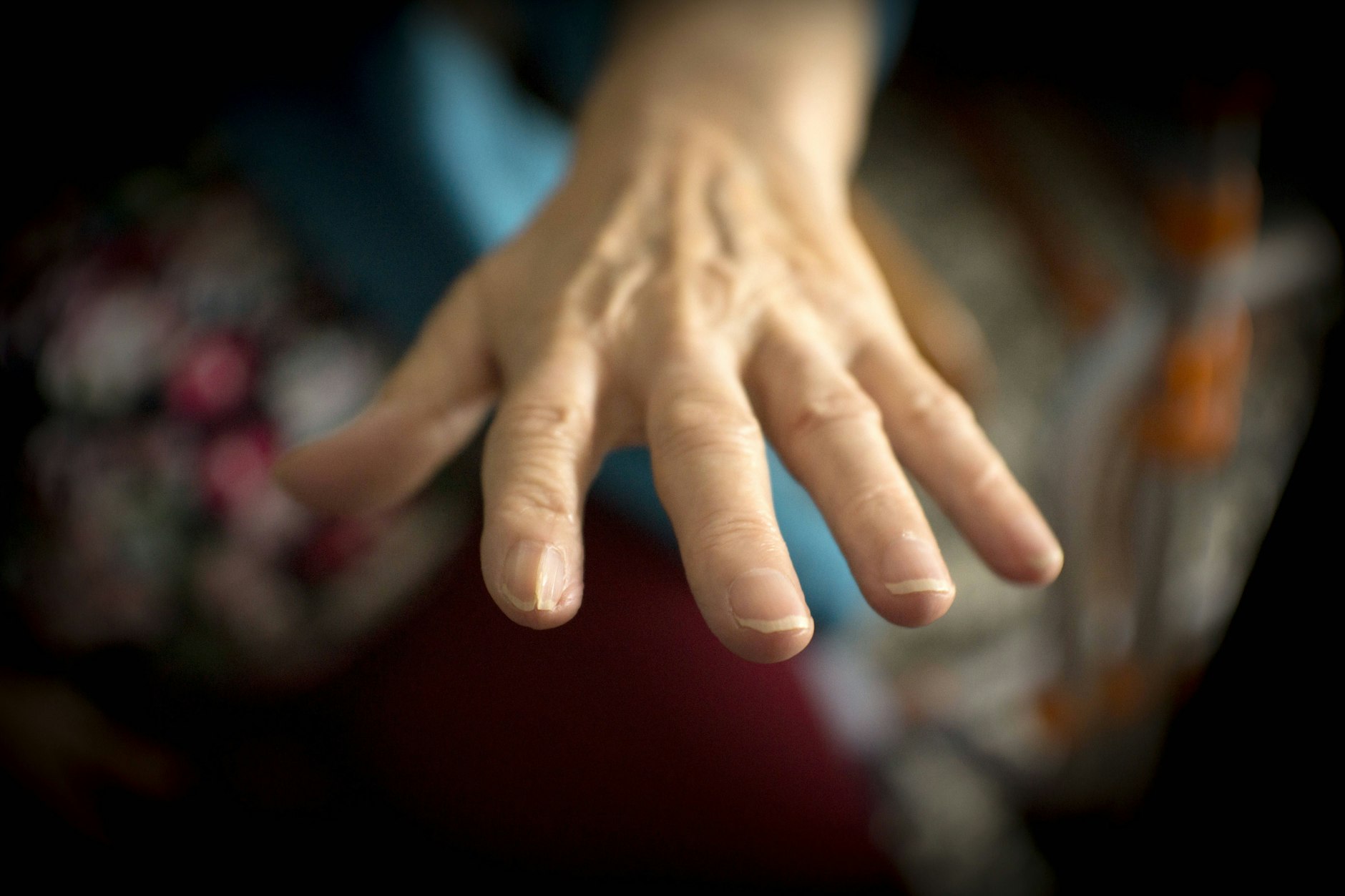 Eine zitternde Hand ist ein deutlich sichtbares Symptom von Parkinson.