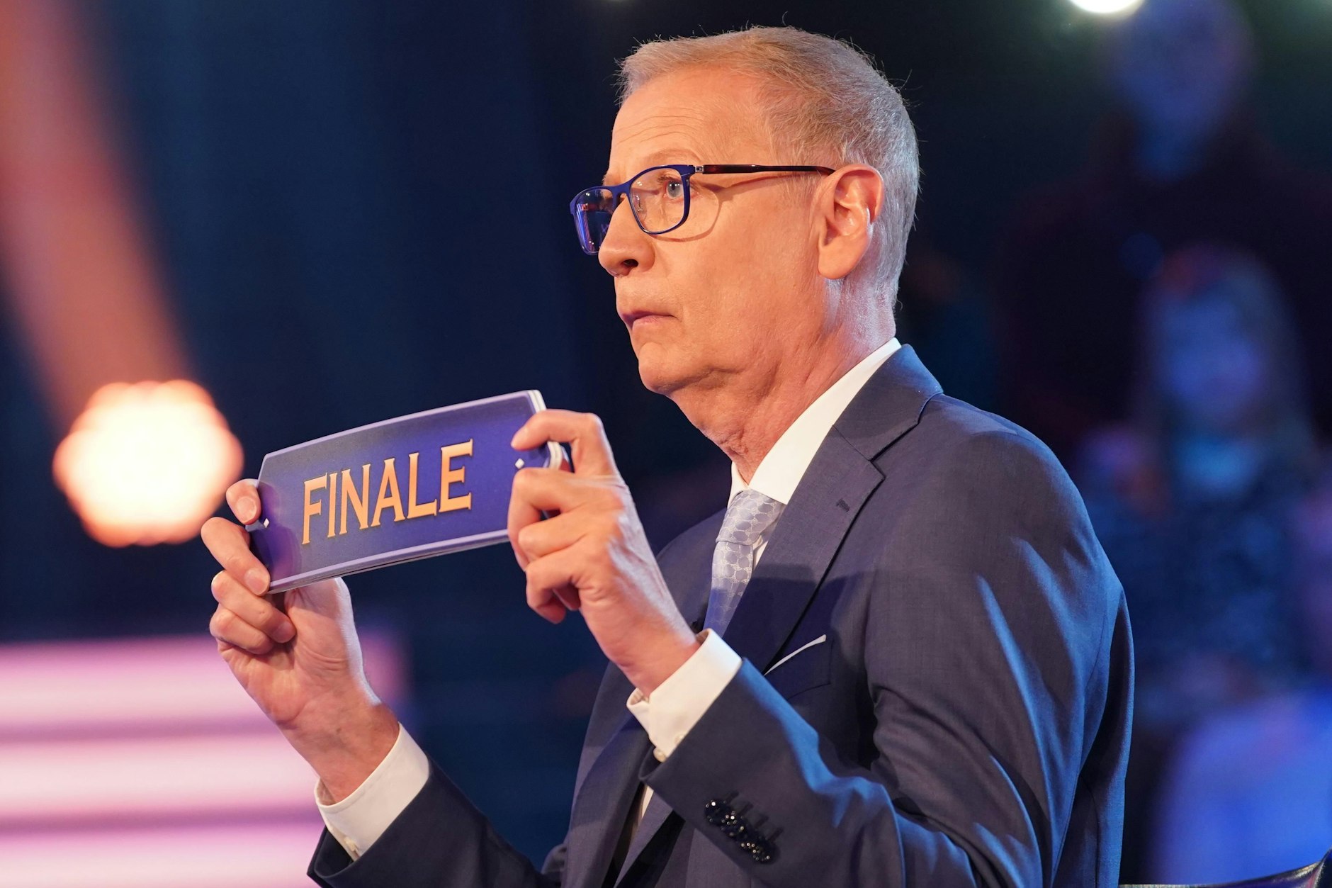 Günther Jauch begrüßt seine Kandidatinnen und Kandidaten momentan wieder zur großen 3-Millionen-Euro-Woche. In Folge 1 geht es unter anderem um Leberwurst, Pertussis und den Kugelhahn.