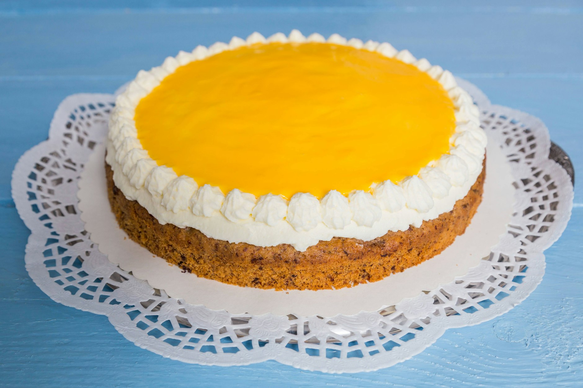 Die Freude der Gäste ist groß, wenn sie so eine saftig-sahnige Eierlikörtorte erwartet.