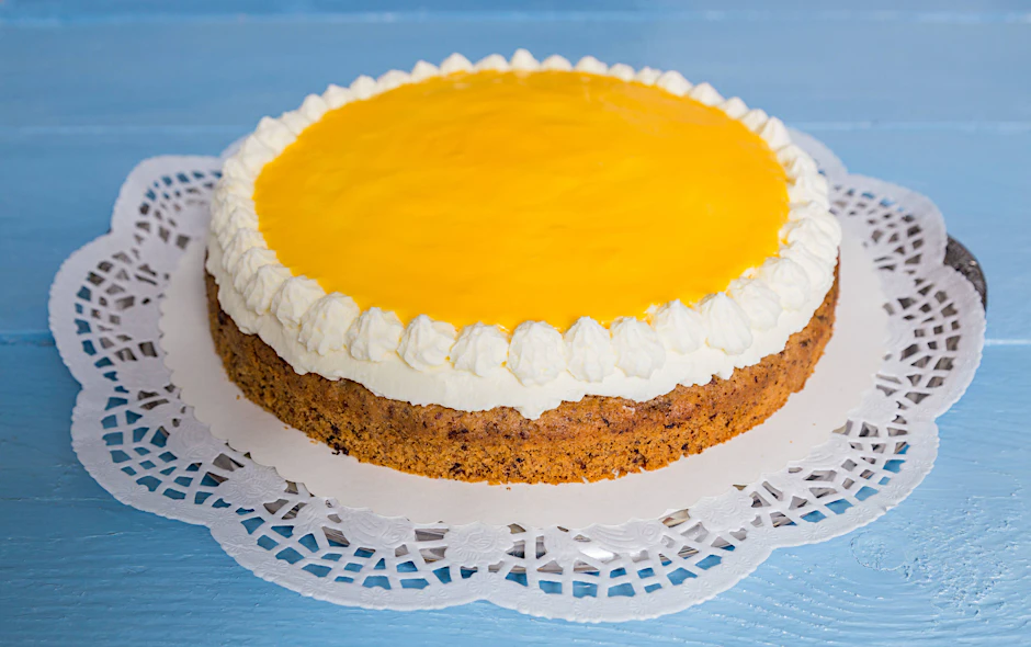 Die Freude der Gäste ist groß, wenn sie so eine saftig-sahnige Eierlikörtorte erwartet.