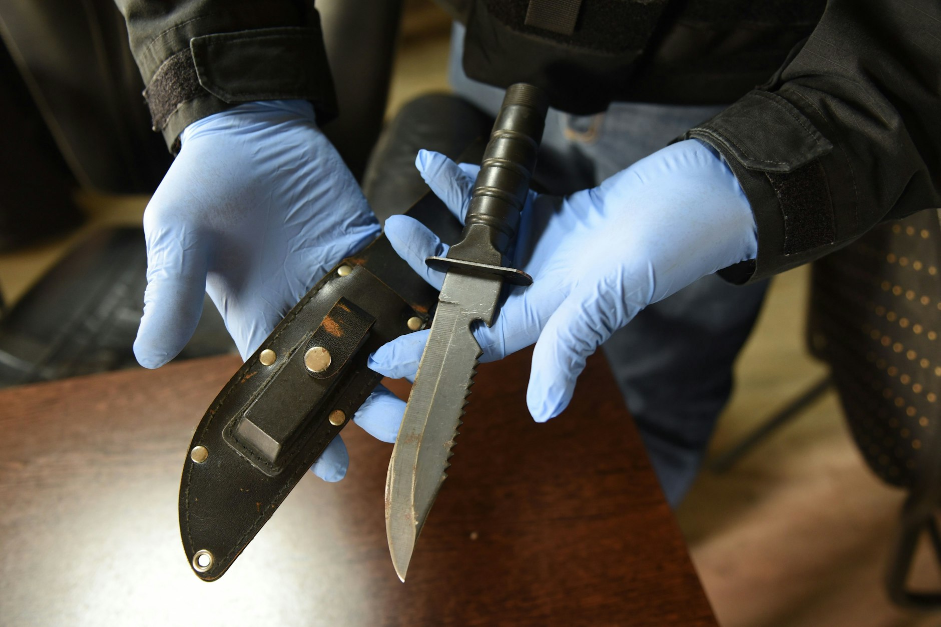 Bei Razzien von Polizei, Zoll und Ordnungsamt wurden vor wenigen Tagen Messer, wie dieses verbotene, in Läden in der Sonnenallee beschlagnahmt.