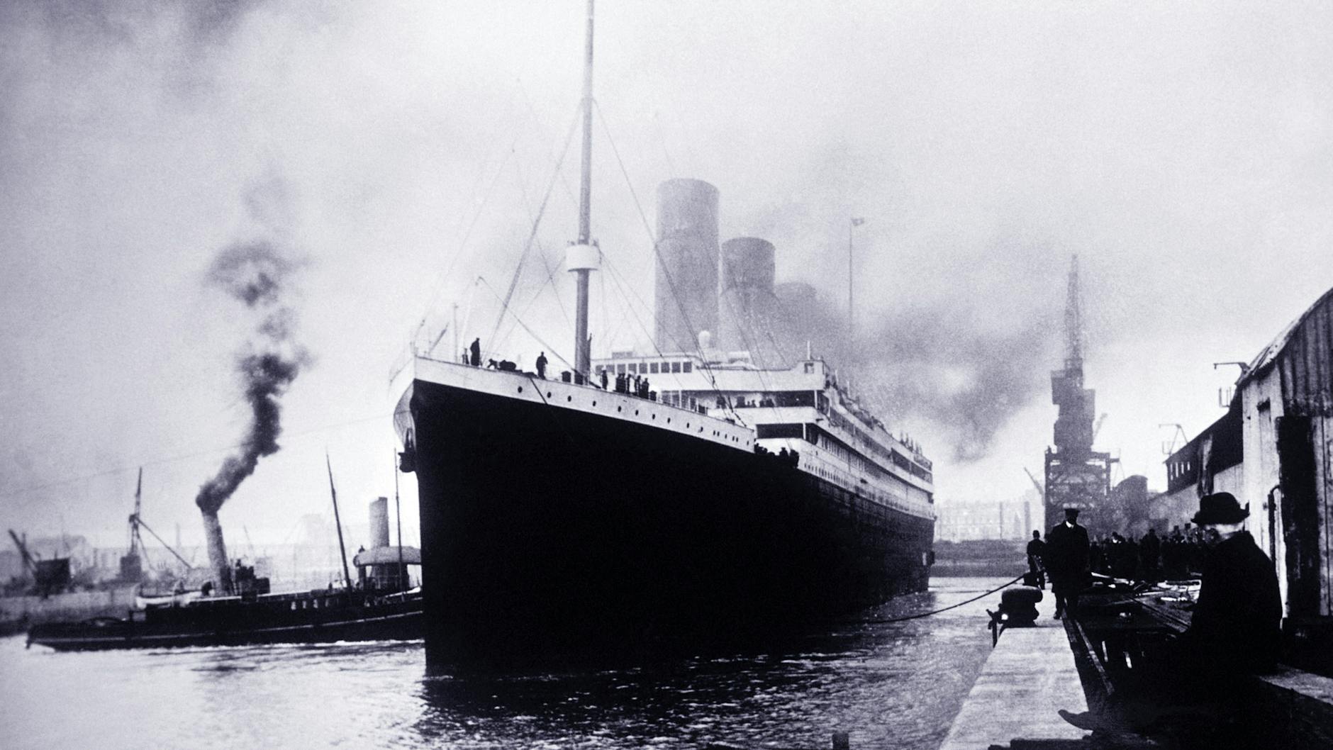 Bei ihrer Jungfernfahrt befanden sich 1317 Passagiere und 891 Besatzungsmitglieder an Bord der „Titanic“ – insgesamt 1500 Menschen kamen beim Untergang des Schiffes ums Leben.