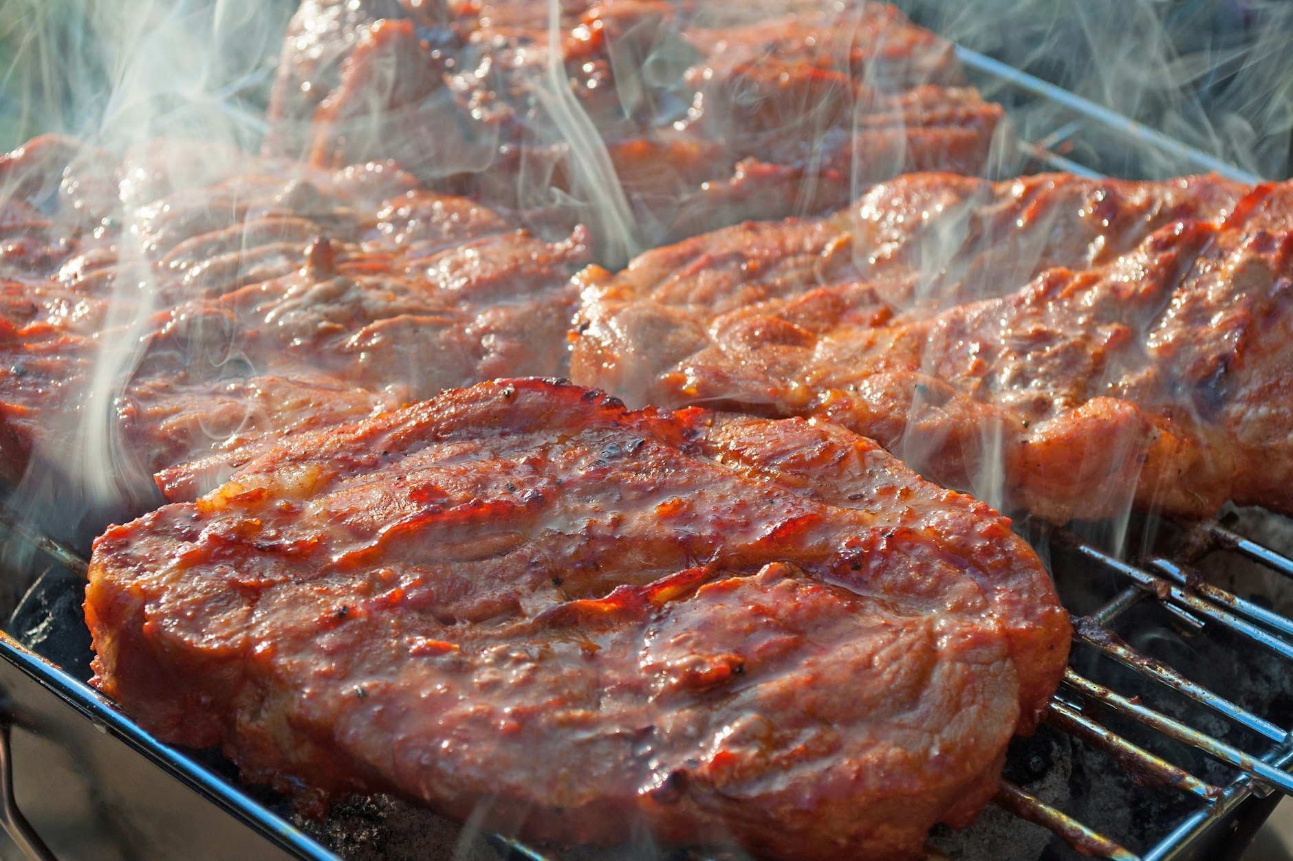 Thüringer Rostbrätel wird zuerst lecker mariniert, dann auf dem Grill zubereitet. Das Rezept für die würzigen Schweinenackensteaks ist einfach und geht schnell - und war schon zu DDR-Zeiten ein Klassiker!