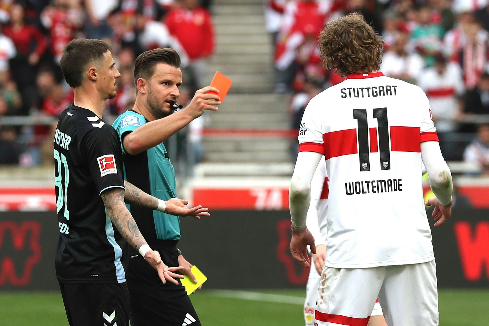 Ärger in Stuttgart: Schiedsrichter Daniel Schlager (M.) stellt VfB-Angreifer Nick Woltemade vom Platz.