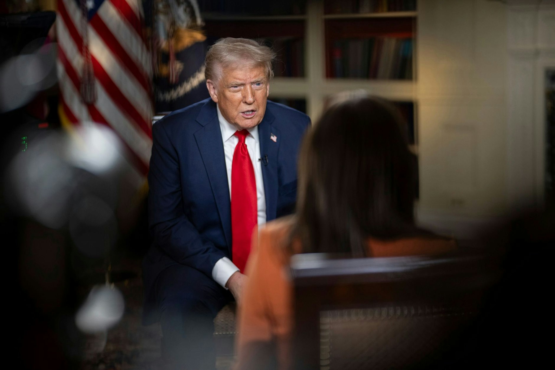 Die vom Weißen Haus zur Verfügung gestellte Aufnahme zeigt US-Präsident Donald Trump während eines Interviews mit Fox Noticias-Moderatorin Rachel Campos-Duffy im Weißen Haus. 