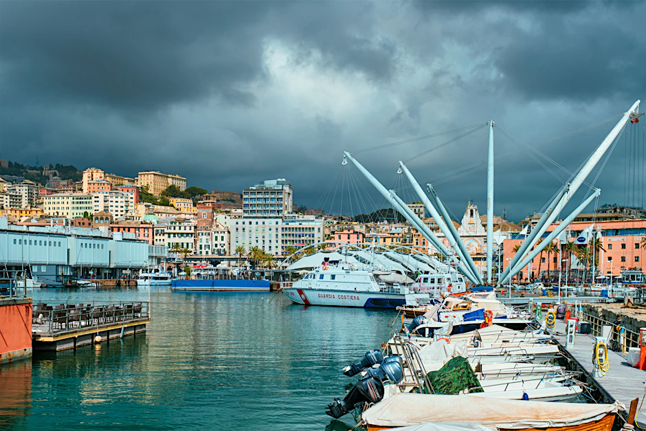 Wolken über dem Hafen von Genua. In den kommenden Tagen wird in vielen italienischen Regionen mit Unwettern gerechnet.