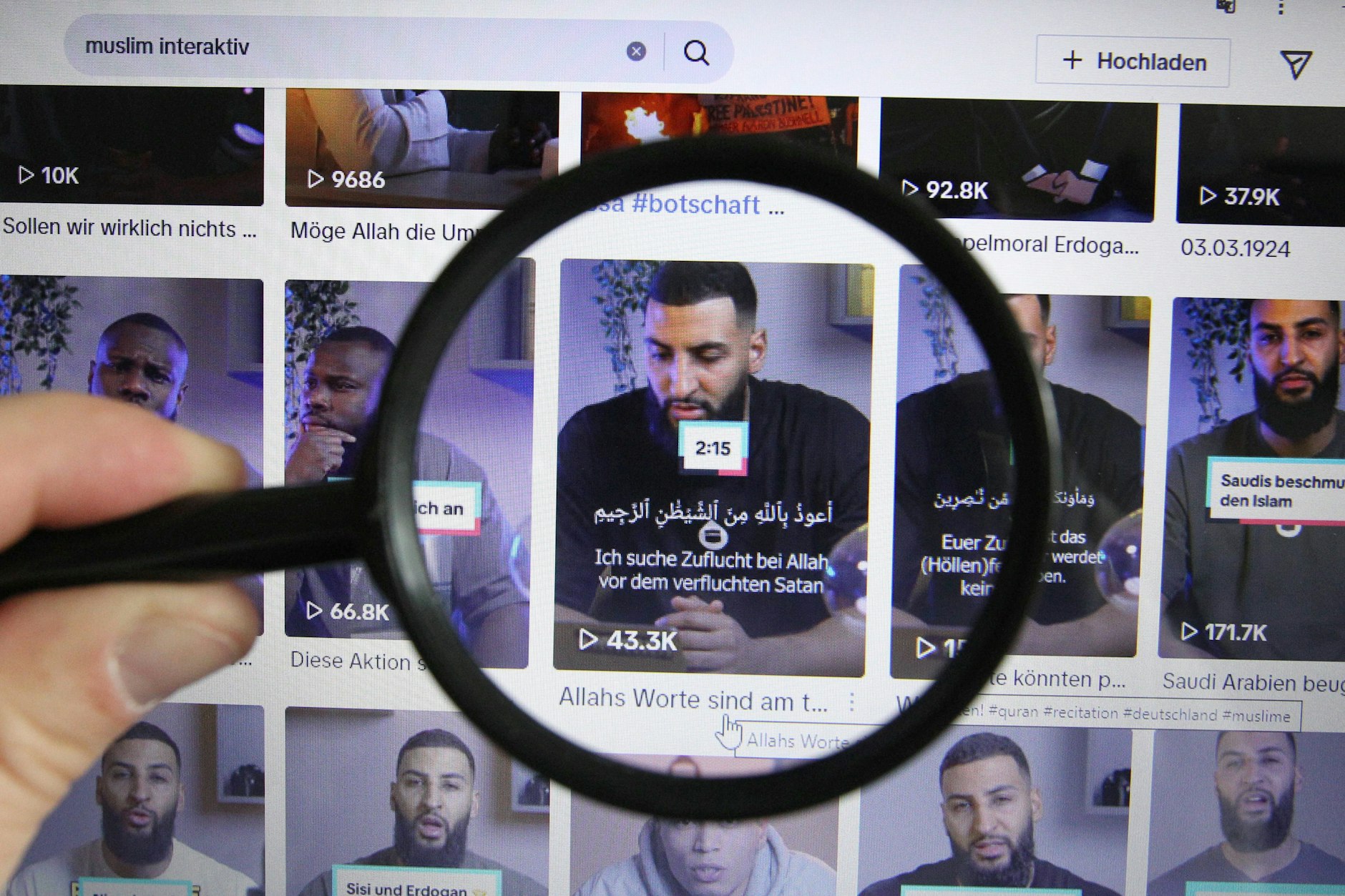 Das Bild zeigt Videos eines Accounts bei TikTok: Die Gruppe „Muslim Interaktiv“ wird vom Verfassungsschutz als gesichert extremistisch eingestuft.