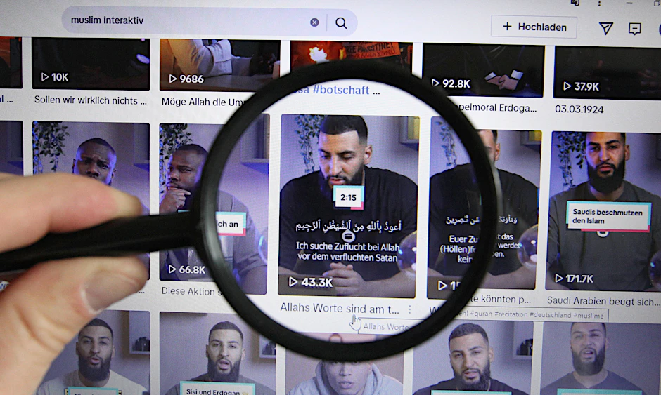 Das Bild zeigt Videos eines Accounts bei TikTok: Die Gruppe „Muslim Interaktiv“ wird vom Verfassungsschutz als gesichert extremistisch eingestuft.