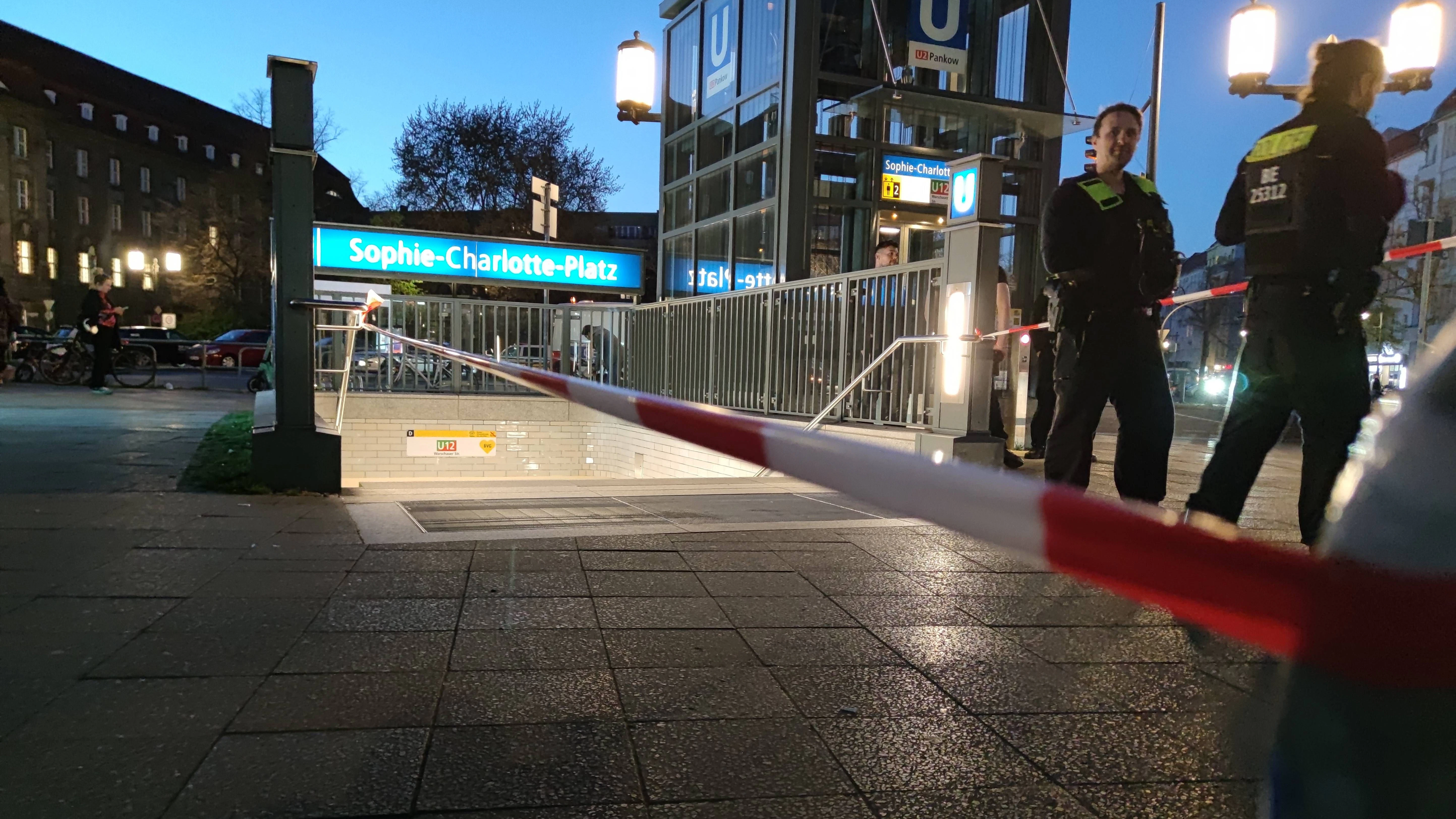 Messerattacke an U-Bahnhof: Im Bahnhof Sophie-Charlotte-Platz starb am Sonnabend ein 29-Jähriger Berliner.