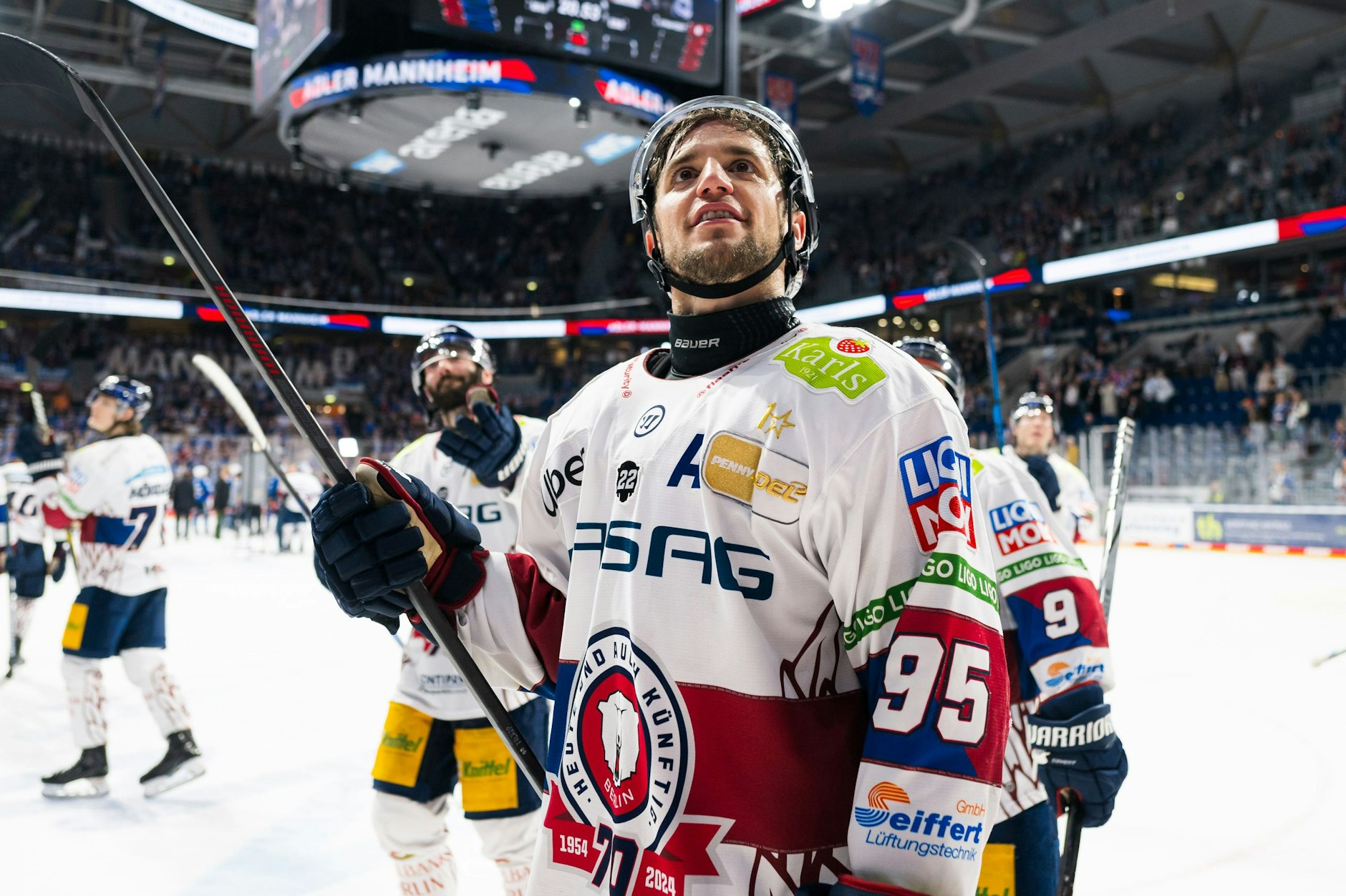 Eisbären-Stürmer Freddy Tiffels wird nach dem Final-Einzug von den Fans gefeiert, spielt bisher eine bärenstarke Saison.