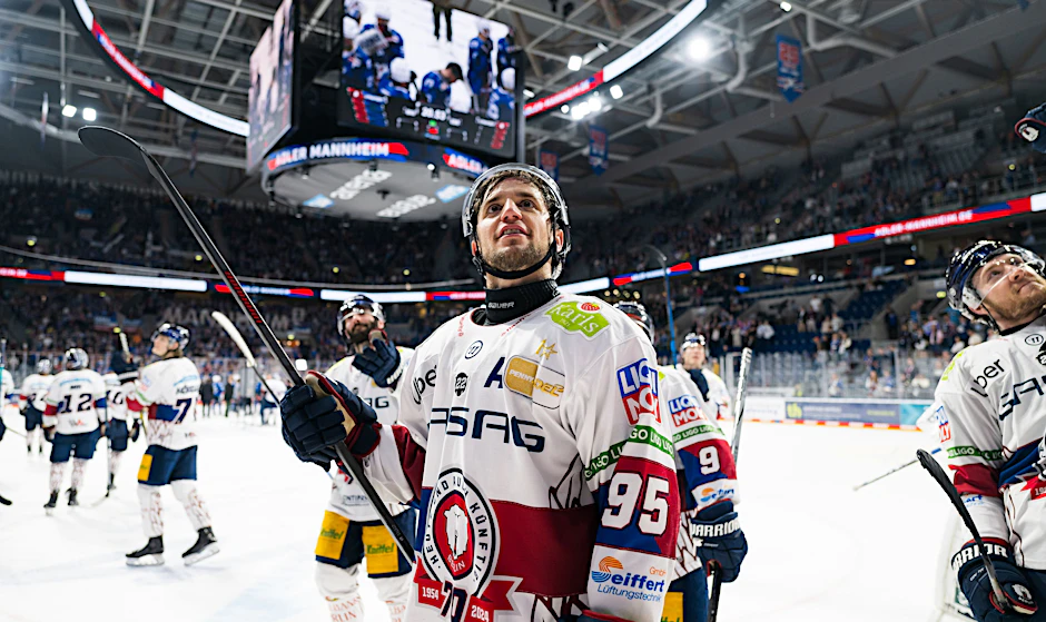 Eisbären-Stürmer Freddy Tiffels wird nach dem Final-Einzug von den Fans gefeiert, spielt bisher eine bärenstarke Saison.