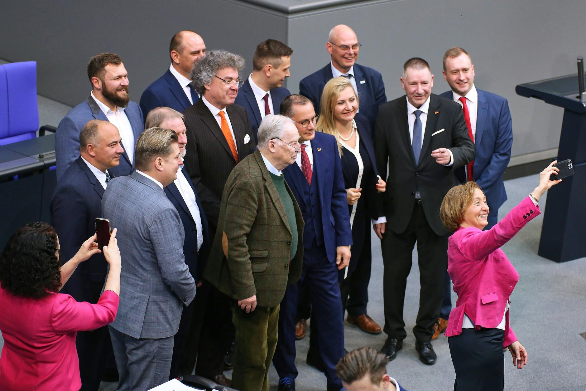 Beatrix von Storch macht im Plenarsaal im Bundestag mit mehreren AfD-Abgeordneten ein Selfie