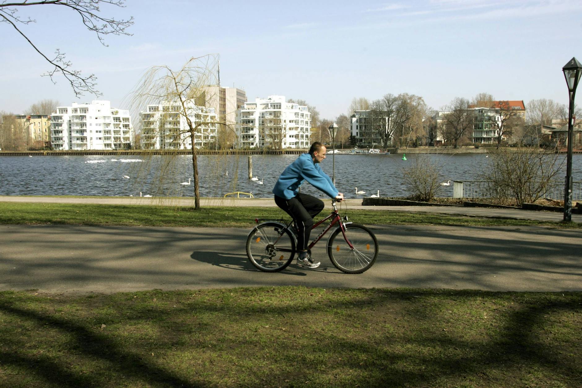 Nach mehreren Beschwerden wurden im Treptower Park in Treptow-Köpenick Radverkehrskontrollen durchgeführt.