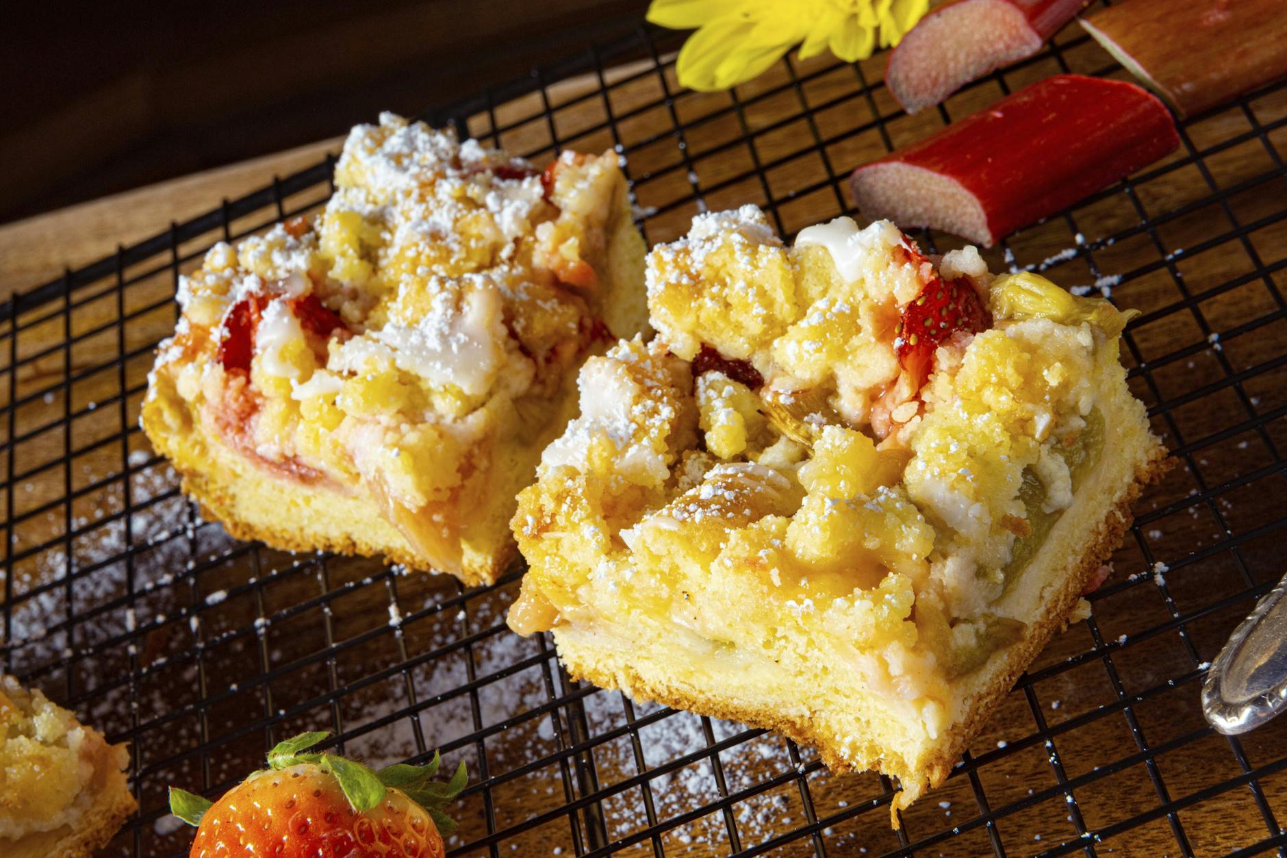 Das greift man gerne zweimal zu! Saftiger Rhabarberkuchen ist ein Genuss.