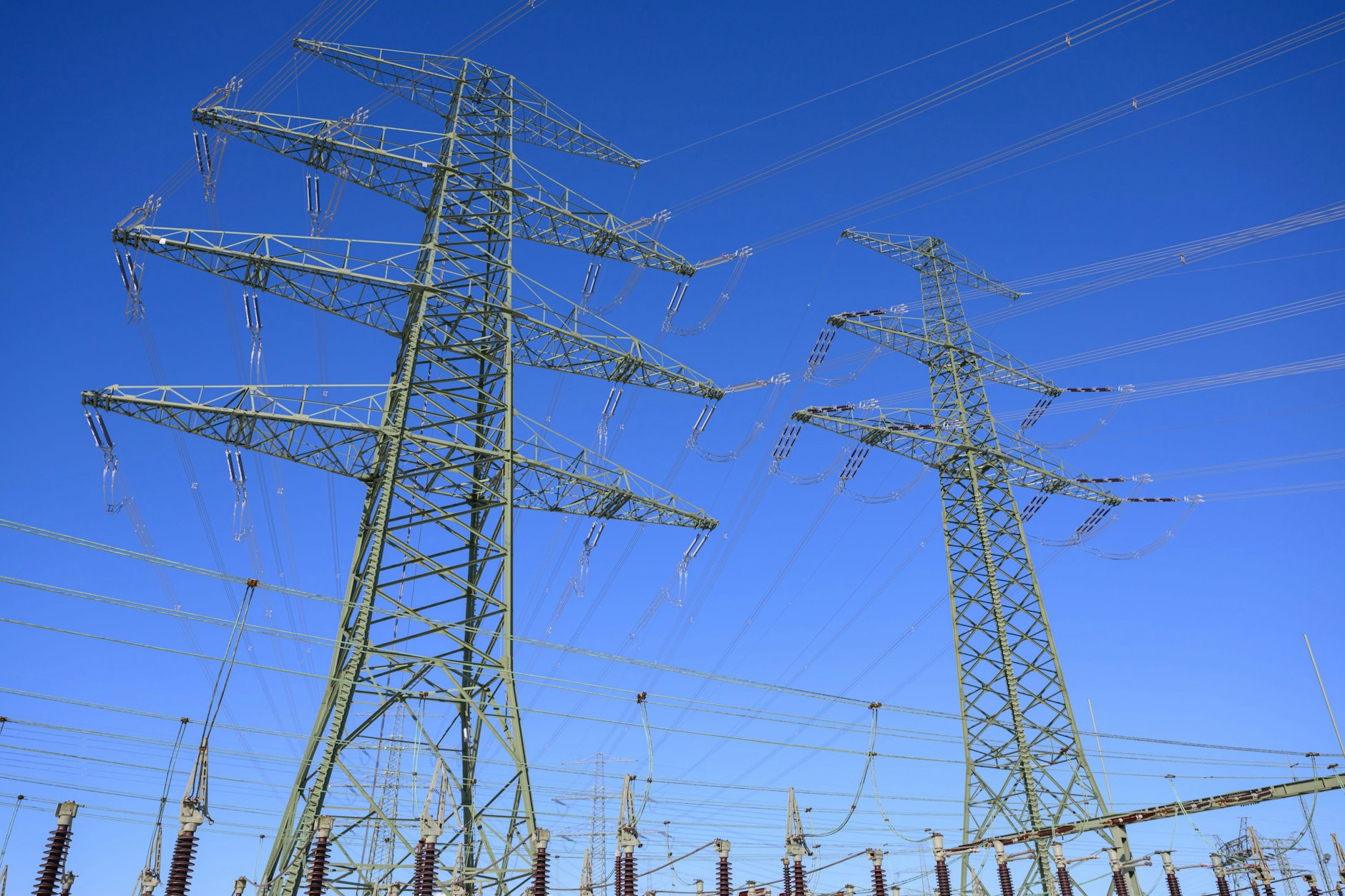 Ein Hochspannungsmast der Uckermarkleitung und ein Mast vom Nordring sind auf dem Umspannwerk Neuenhagen von 50Hertz zu sehen.