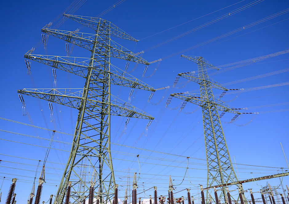 Ein Hochspannungsmast der Uckermarkleitung und ein Mast vom Nordring sind auf dem Umspannwerk Neuenhagen von 50Hertz zu sehen.
