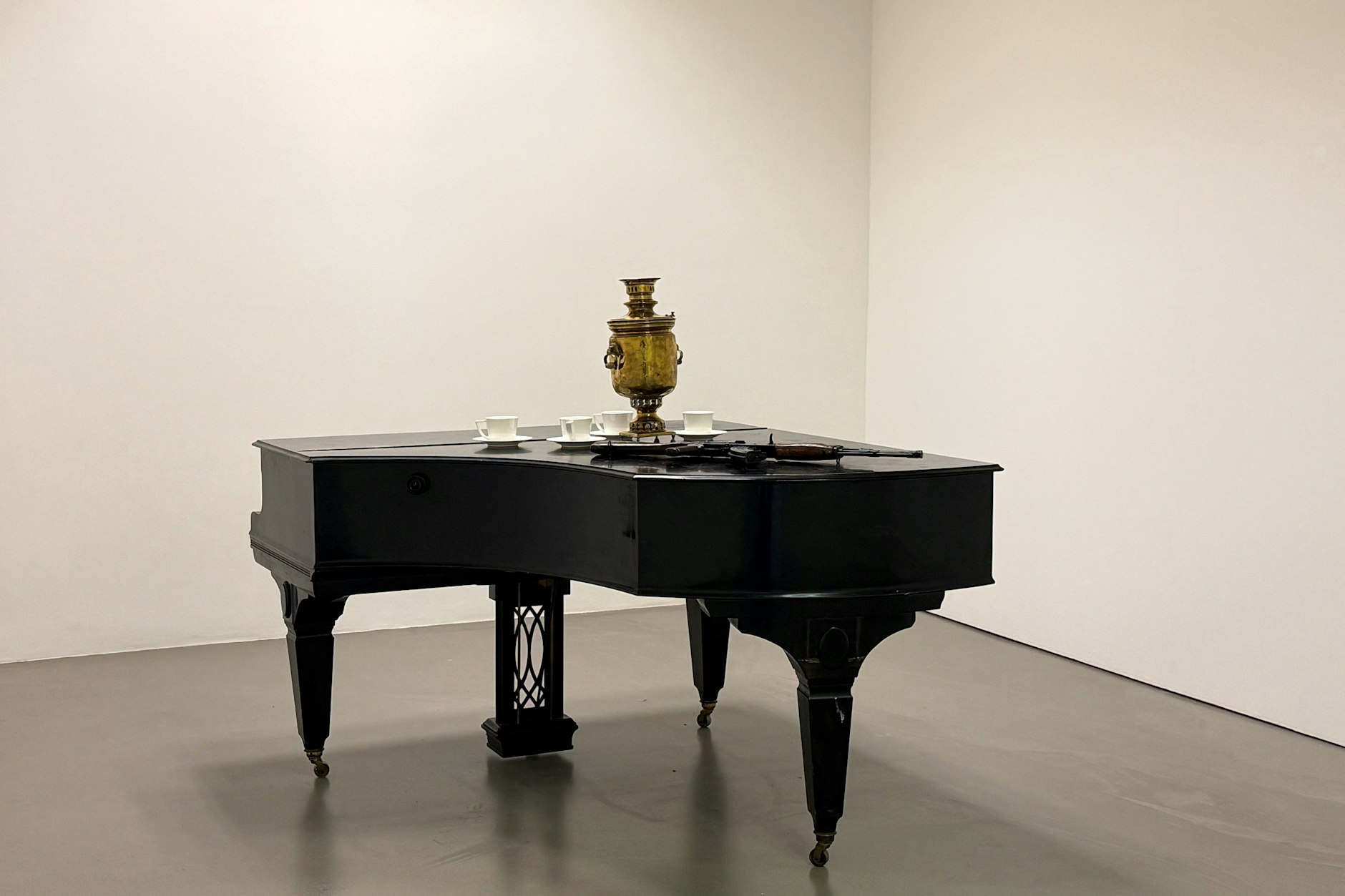 Douglas Gordons Installation „Sketch for AK-47-Samovar“