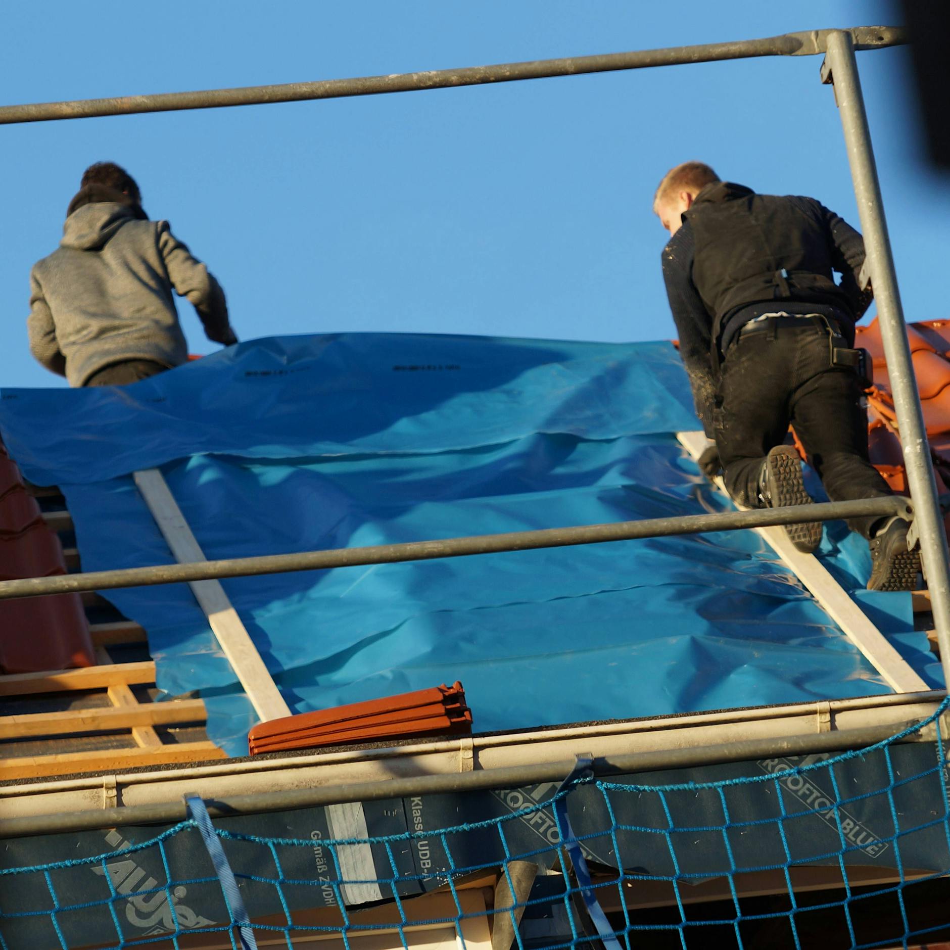 Arbeiter von Schornstein erschlagen – so gefährlich sind unsere Baustellen!