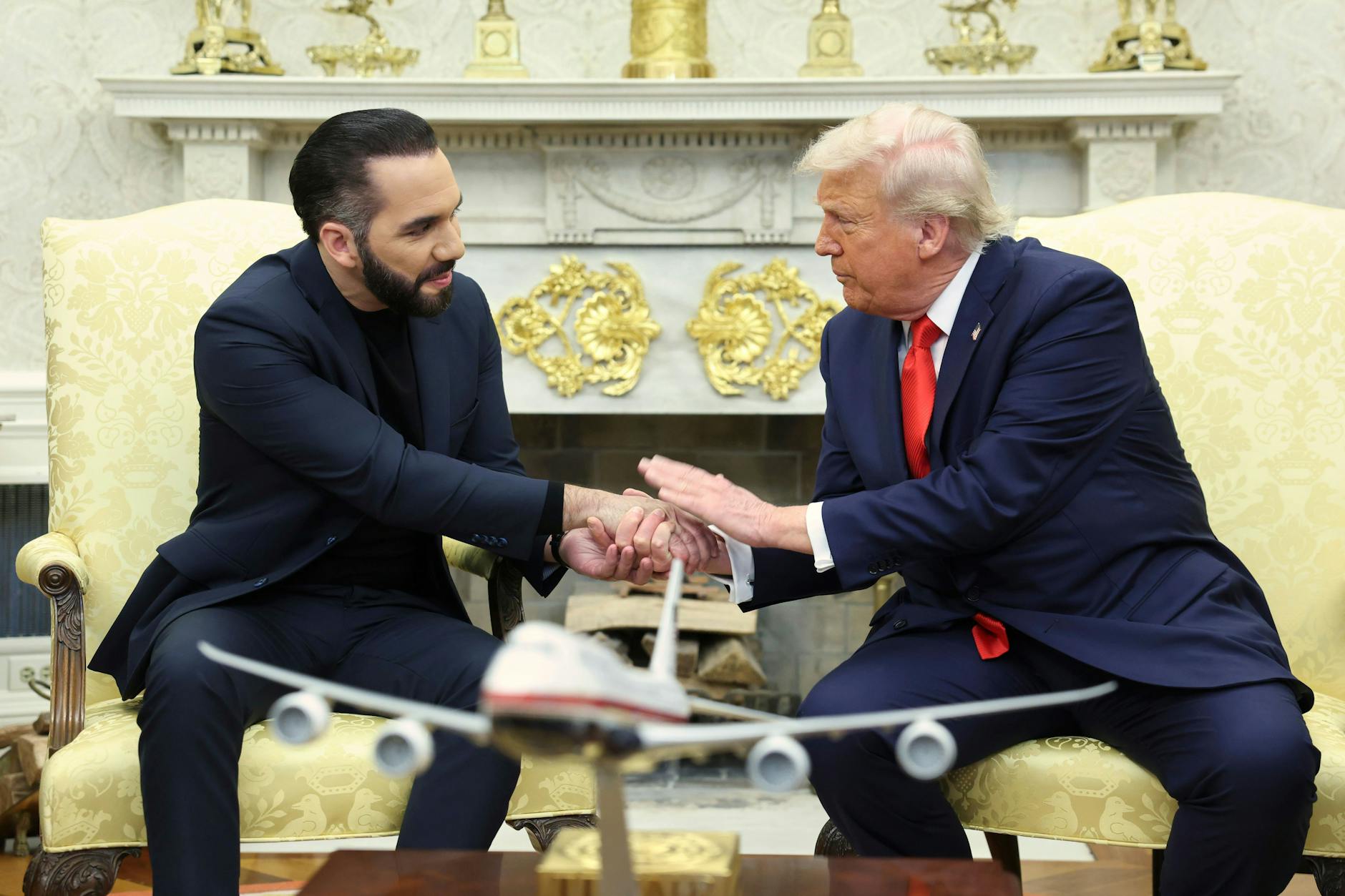 Washington: US-Präsident Donald Trump (r) und El Salvadors Präsident Nayib Bukele sprechen im Weißen Haus über ihren Migranten-Deal.