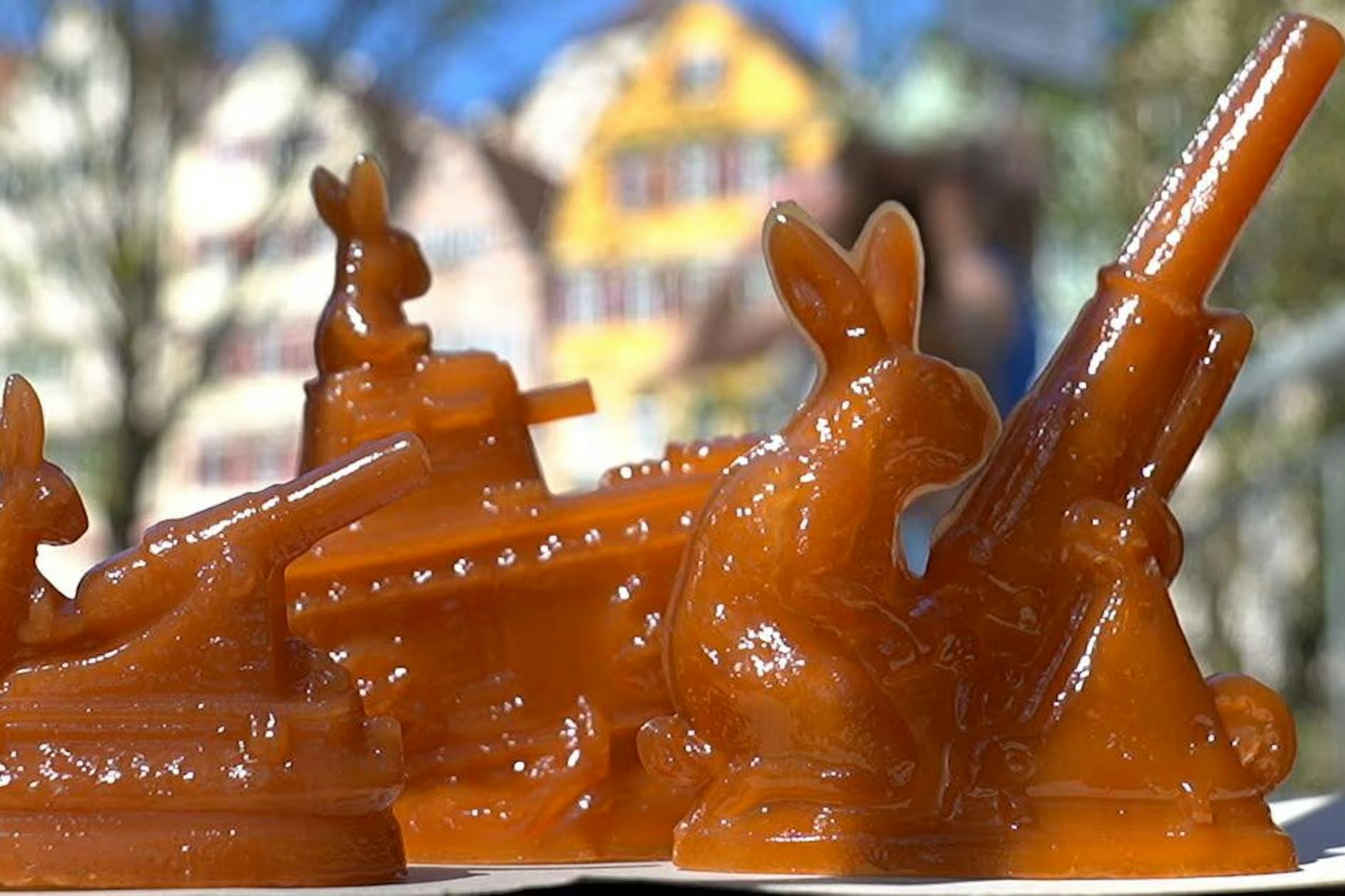 Zu Ostern gibt es in Tübingen dieses Jahr den Hasen auf dem Panzer oder mit der Kanone zu kaufen.