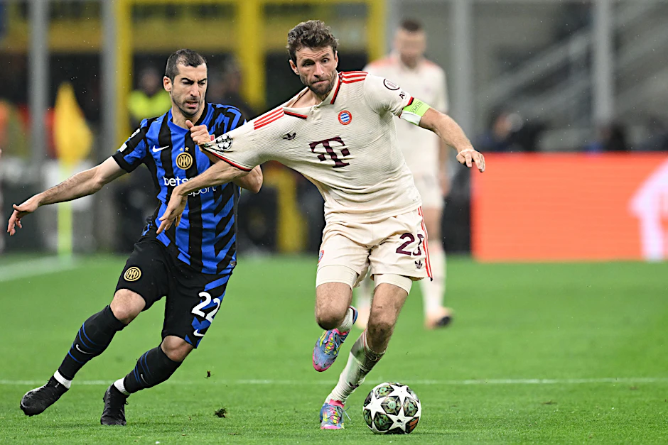 Henrikh Mkhitaryan (l.) und Thomas Müller im Zweikampf. 