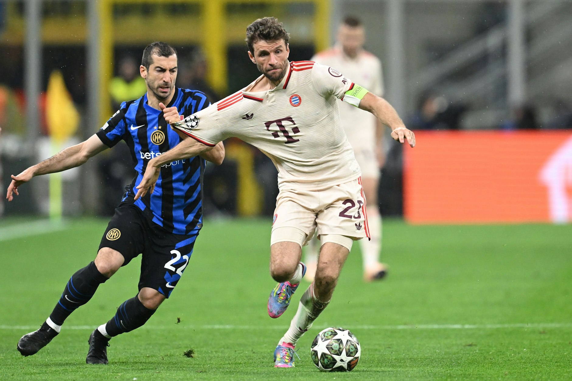 Henrikh Mkhitaryan (l.) und Thomas Müller im Zweikampf.