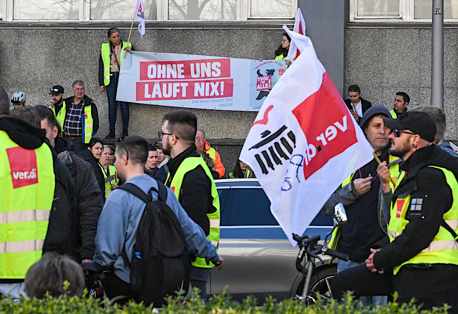 Angestellte der Charité-Tochter CFM streiken. Sie wollen genauso gut wie die Charité-Mitarbeiter bezahlt werden.