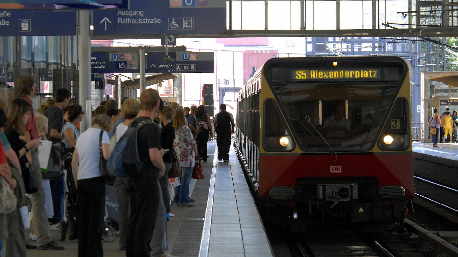 Wegen einer Gleiserneuerung fahren die S-Bahnen zwischen Alexanderplatz und Ostbahnhof jetzt bis mindestens Sonntag nicht.